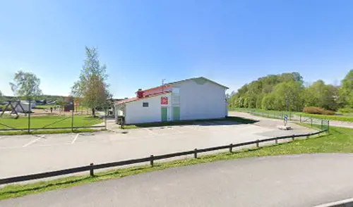 Vår träning på Friskis &amp; Svettis Människan är gjord för rörelse, vi mår bra när vi rör på oss.Vad är du sugen på att träna idag?​Det finns många skäl till att träna. Vi tycker att träning ska kännas lustfyllt, så att ha kul är ett gott skäl till att träna. Du får mer energi. Du får en härligare känsla i kroppen.Träna hos oss kan du göra på många olika sättKika in här och hitta träningen som passar dig bäst. Eller utmana dig och träna något nytt.&nbsp;ÅldersgränserPå några av våra träningsformer har vi särskilda åldersgränser2-6 år på Familjejympa7-12 år på all gruppträning utan redskap tillsammans med förälder/vuxen.10 år på träning i gymmet tillsammans med förälder/vuxen13 år på all typ av träningSpinningKonditionsträningen som är både svettig &amp; energifylld - på spincykelDu tränar på en spincykel, där det är du själv som väljer och reglerar motståndet.Du bestämmer hur lätt eller utmanande det blir för dig.&nbsp;Ledaren guidar genom passet och peppar dig igenom de&nbsp;tre olika positioner som ett spinpass innehåller: en sittande och två stående.Allt för att variera träningseffekten.&nbsp;Spinning ger dig effektiv konditionsträning som ger varierande träningseffekter: snabbhet, uthållighet och styrka.Indoor walkingFlowig träning på crosstrainer. Indoor walking (IW) är effektiv konditionsträning på crosstrainer, en så kallad walker. På köpet utmanar du din bålstabilitet och balans.&nbsp;Rörelsemönstret på en Crosstrainer/walker liknar löpning och skidåkning.Hela kroppen engageras och känslan är skönt flowingEn schysst bonus är att träningen är skonsam för lederna, oavsett om du väljer att ta det lugnt eller utmana dig ordentligt.&nbsp;Första gången? För att träna IW är det bra om du är minst 150 cm lång på grund av walkerns storlek och avstånd mellan trampor och stavar.Här hittar du fler Friskis &amp; Svettis i GöteborgFriskis&amp;Svettis Västra hamngatanFriskis&amp;Svettis MajornaFriskisSvettisFriskis&amp;Svettis KvillebäckenFriskis&amp;Svettis ValhallaFriskis&amp;Svettis GårdaFriskis&amp;Svettis JohannebergFriskis&amp; Svettis FrölundaVarmt välkommen till Göteborgs främsta träningsanläggningar med gymutrustning från de världsledande varumärkena Technogym, Life Fitness, Precor, Cybex!Kolla ditt gym på alla bolagKöp Kosttillskott &amp; TräningskläderIndoor walking hemma?