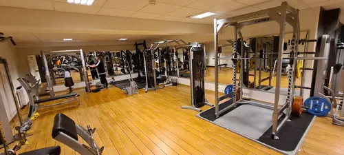 Välkommen till Nordic Wellness Lysekil!Här kan du ta del av toppmoderna maskiner, fria vikter, gruppträning, virtuell träning och riktigt mycket tränings-glädje.Kom gärna in och ta en kaffe, kika på den fantastiska anläggningen och prata med oss direkt i receptionen.Vi erbjuder självklart prov-vecka för dig som vill testa vår härliga klubb och utbud.Vi har gratis parkering hos oss också.GRATIS KONSULTATION!Vill du få hjälp att nå dina mål?Med en personlig tränare kommer du snabbt igång med ett individanpassat träningsschema som ger resultat.I det första mötet går vi igenom vad du önskar uppnå samt sätter realistiska mål efter dina förutsättningar.Fyll i kontaktformuläret nedan så kontaktar vi dig för 30 minuters kostnadsfri konsultation.Vissa personliga tränare erbjuder nu också tjänsten PT online.Vid förhinder behöver du avboka mötet 24h innan utsatt tid, annars debiteras du 200 kr.Kolla ditt gym på alla bolagFitnessprofilen Julia på Nordic Wellness: Är ditt mål att ha en något tajtare form till beachen?BEHÖVER DU PT? Känner du att du inte har disciplinen att komma i gång med träningen hemma? Hör av dig direkt till Julia och boka professionell hjälp!Nordic Wellness Din Bästa-GymPartnerHär är de 15st mest sökta gymmen på GymKarta i Juli 2023Nordic Wellness Lindholmen på Lindholmsallén 20 i GöteborgSATS Gamlestaden på Gamlestadstorget 7 i GöteborgSTC Sävedalen - Göteborgsvägen 104 - GymKarta.seSTC munkebäck på Munkebäcks Allé 26 i GöteborgNordic Wellness Göteborg Kviberg Arena - GymKarta.seNordic Wellness Kungälv Kongahälla - GymKarta.seActic Lerum - Vattenpalatset på Häradsvägen 3 i Lerum&nbsp;Maximus Gym Brunnsbo på Folkvisegatan 15 i GöteborgSATS Hovås på Björklundabacken 2 i Hovås - GymKarta.seNordic Wellness Backaplan på Gustaf Dalénsgatan 13Fitness24Seven på Lergöksgatan 6 i Västra FrölundaSATS Askim (Sisjön stora) på Ekonomivägen 6 i AskimSTC på Ekenleden 10 i Kållered - GymKarta.seNordic Wellness Marklandsgatan - GymKarta.seNordic Wellness på Vasagatan 7 i Göteborg