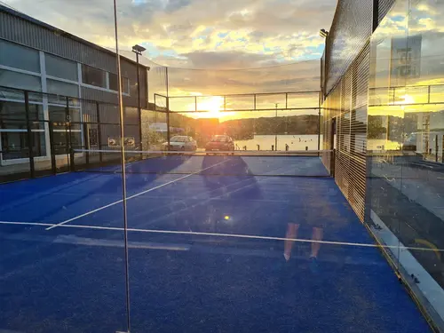 Norra Hamnen Padel- Padel och gym i en fantastisk miljö i centrala Lysekil! På anläggningen finns det fem padelbanor och ett gymPå Norra Hamnen Padel finns det fem padelbanor (två inne och tre ute) där du kan spela padel dygnet runt – samt ett gym. Banorna bokas via MATCHi. I anläggningen finns det en loungedel, omklädningsrum och toaletter – samt möjlighet att köpa bollar, dricka, snacks, och hyra racket. Kommer du med bil, parkerar du lättast direkt vid anläggningen. Vi har även båtplatser du kan lägga till vid. Kom till oss och spela Padel 0 meter från havet! Här är de 15st mest sökta gymmen på GymKarta i Juli 2023Nordic Wellness Lindholmen på Lindholmsallén 20 i GöteborgSATS Gamlestaden på Gamlestadstorget 7 i GöteborgSTC Sävedalen - Göteborgsvägen 104 - GymKarta.seSTC munkebäck på Munkebäcks Allé 26 i GöteborgNordic Wellness Göteborg Kviberg Arena - GymKarta.seNordic Wellness Kungälv Kongahälla - GymKarta.seActic Lerum - Vattenpalatset på Häradsvägen 3 i Lerum&nbsp;Maximus Gym Brunnsbo på Folkvisegatan 15 i GöteborgSATS Hovås på Björklundabacken 2 i Hovås - GymKarta.seNordic Wellness Backaplan på Gustaf Dalénsgatan 13Fitness24Seven på Lergöksgatan 6 i Västra FrölundaSATS Askim (Sisjön stora) på Ekonomivägen 6 i AskimSTC på Ekenleden 10 i Kållered - GymKarta.seNordic Wellness Marklandsgatan - GymKarta.seNordic Wellness på Vasagatan 7 i Göteborg
