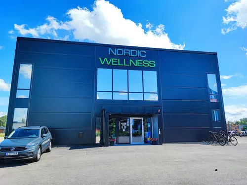 Välkommen till Nordic Wellness Trollhättan Grafitvägen!Här kan du ta del av toppmoderna maskiner, fria vikter, gruppträning, virtuell träning och riktigt mycket tränings-glädje.Kom gärna in och ta en kaffe, kika på den fantastiska anläggningen och prata med oss direkt i receptionen.Vi erbjuder självklart prov-vecka för dig som vill testa vår härliga klubb och utbud.Vi har gratis parkering hos oss också.GRATIS KONSULTATION!Vill du få hjälp att nå dina mål?Med en personlig tränare kommer du snabbt igång med ett individanpassat träningsschema som ger resultat.I det första mötet går vi igenom vad du önskar uppnå samt sätter realistiska mål efter dina förutsättningar.Fyll i kontaktformuläret nedan så kontaktar vi dig för 30 minuters kostnadsfri konsultation.Vissa personliga tränare erbjuder nu också tjänsten PT online.Vid förhinder behöver du avboka mötet 24h innan utsatt tid, annars debiteras du 200 kr.Kolla ditt gym på alla bolagFitnessprofilen Julia på Nordic Wellness: Är ditt mål att ha en något tajtare form till beachen?BEHÖVER DU PT? Känner du att du inte har disciplinen att komma i gång med träningen hemma? Hör av dig direkt till Julia och boka professionell hjälp!Nordic Wellness Din Bästa-GymPartnerHär är de 15st mest sökta gymmen på GymKarta i Juli 2023Nordic Wellness Lindholmen på Lindholmsallén 20 i GöteborgSATS Gamlestaden på Gamlestadstorget 7 i GöteborgSTC Sävedalen - Göteborgsvägen 104 - GymKarta.seSTC munkebäck på Munkebäcks Allé 26 i GöteborgNordic Wellness Göteborg Kviberg Arena - GymKarta.seNordic Wellness Kungälv Kongahälla - GymKarta.seActic Lerum - Vattenpalatset på Häradsvägen 3 i Lerum&nbsp;Maximus Gym Brunnsbo på Folkvisegatan 15 i GöteborgSATS Hovås på Björklundabacken 2 i Hovås - GymKarta.seNordic Wellness Backaplan på Gustaf Dalénsgatan 13Fitness24Seven på Lergöksgatan 6 i Västra FrölundaSATS Askim (Sisjön stora) på Ekonomivägen 6 i AskimSTC på Ekenleden 10 i Kållered - GymKarta.seNordic Wellness Marklandsgatan - GymKarta.seNordic Wellness på Vasagatan 7 i Göteborg
