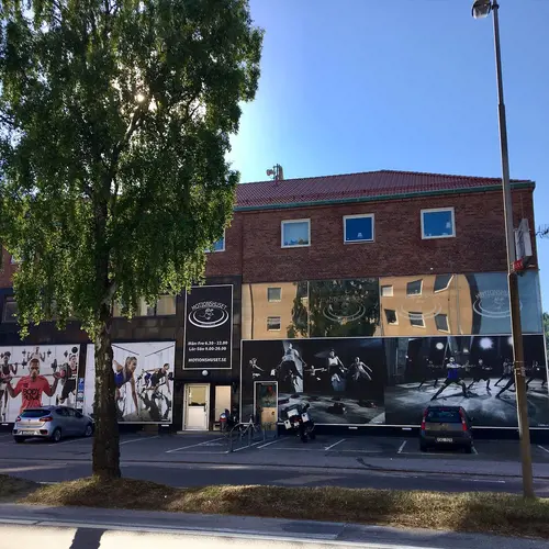 StyrketräningI vår styrketräning kan du förutom att träna med fria vikter eller med hjälp av våra maskiner även träna i våra rodd- och trappmaskiner.Boka gärna tid med någon av våra träningsrådgivare för att få en rejäl genomgång av gymmet och ett pass speciellt anpassat för dig. Tidsbokning gör du i receptionen..KonditionOm du inte vill träna konditionsträning genom spinning eller något av våra pass&nbsp;kanske en stund på något av våra löpband eller&nbsp;någon annan konditionsmaskin känns&nbsp;bättre. Här är också en perfekt start inför träningsrundan för att bli varm innan du går vidare för ett styrketräningspass.Göteborgsvägen 19, välkommen!Telefon: 0522-156 57info@motionshuset.seVåra personliga tränarePersonlig tränareVem, vad varförAlla har nytta av att anlita en personlig tränare, oberoende av ålder, kön, tidigare träningsvana, träningsmål, elit eller motionär för att optimera sin träning!Personlig träning innebär att vi tillsammans lägger upp ett effektivt program för att nå de mål som du har satt upp. Som din personliga tränare motiverar och stöttar jag dig samt anpassar och förändrar din träning under träningspasset för att du ska få så bra resultat som möjligt.Träning och livsstil handlar mycket om kunskap, men också om känsla. Att hitta känslan när kropp och sinne samverkar på bästa sätt är själva nyckeln till träningsresultat och god hälsa.Som din personliga tränare kan jag hjälpa dig såväl att komma igång som att komma vidare i din träning, exempelvis vägleda, stödja och motivera eller rent av hjälpa dig att hitta nya vägar i ditt gamla träningsupplägg.Första mötet: Intervju följt av individuellt anpassade tester.`Våra personliga tränare.Välkommen till oss på Motionshuset