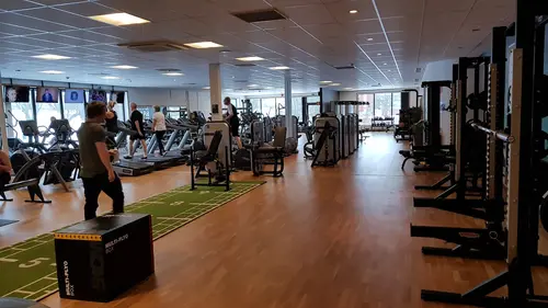 Välkommen till Nordic Wellness Vänersborg Quality!Här kan du ta del av toppmoderna maskiner, fria vikter, gruppträning, virtuell träning och riktigt mycket tränings-glädje.Kom gärna in och ta en kaffe, kika på den fantastiska anläggningen och prata med oss direkt i receptionen.Vi erbjuder självklart prov-vecka för dig som vill testa vår härliga klubb och utbud.Vi har gratis parkering hos oss också.GRATIS KONSULTATION!Vill du få hjälp att nå dina mål?Med en personlig tränare kommer du snabbt igång med ett individanpassat träningsschema som ger resultat.I det första mötet går vi igenom vad du önskar uppnå samt sätter realistiska mål efter dina förutsättningar.Fyll i kontaktformuläret nedan så kontaktar vi dig för 30 minuters kostnadsfri konsultation.Vissa personliga tränare erbjuder nu också tjänsten PT online.Vid förhinder behöver du avboka mötet 24h innan utsatt tid, annars debiteras du 200 kr.Kolla ditt gym på alla bolagFitnessprofilen Julia på Nordic Wellness: Är ditt mål att ha en något tajtare form till beachen?BEHÖVER DU PT? Känner du att du inte har disciplinen att komma i gång med träningen hemma? Hör av dig direkt till Julia och boka professionell hjälp!Nordic Wellness Din Bästa-GymPartnerHär är de 15st mest sökta gymmen på GymKarta i Juli 2023Nordic Wellness Lindholmen på Lindholmsallén 20 i GöteborgSATS Gamlestaden på Gamlestadstorget 7 i GöteborgSTC Sävedalen - Göteborgsvägen 104 - GymKarta.seSTC munkebäck på Munkebäcks Allé 26 i GöteborgNordic Wellness Göteborg Kviberg Arena - GymKarta.seNordic Wellness Kungälv Kongahälla - GymKarta.seActic Lerum - Vattenpalatset på Häradsvägen 3 i Lerum&nbsp;Maximus Gym Brunnsbo på Folkvisegatan 15 i GöteborgSATS Hovås på Björklundabacken 2 i Hovås - GymKarta.seNordic Wellness Backaplan på Gustaf Dalénsgatan 13Fitness24Seven på Lergöksgatan 6 i Västra FrölundaSATS Askim (Sisjön stora) på Ekonomivägen 6 i AskimSTC på Ekenleden 10 i Kållered - GymKarta.seNordic Wellness Marklandsgatan - GymKarta.seNordic Wellness på Vasagatan 7 i GöteborgNo Carb Protein-Pannkakor - Muskelshoppen