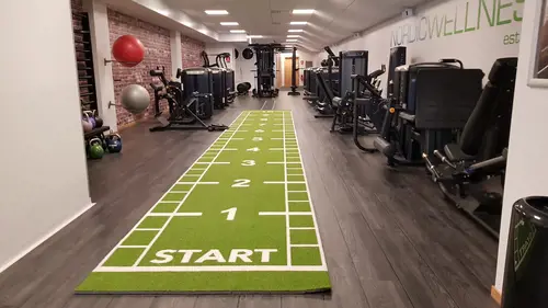Välkommen till Nordic Wellness Kungsgatan Vänersborg!Här kan du ta del av toppmoderna maskiner, fria vikter, gruppträning, virtuell träning och riktigt mycket tränings-glädje.Kom gärna in och ta en kaffe, kika på den fantastiska anläggningen och prata med oss direkt i receptionen.Vi erbjuder självklart prov-vecka för dig som vill testa vår härliga klubb och utbud.Vi har gratis parkering hos oss också.GRATIS KONSULTATION!Vill du få hjälp att nå dina mål?Med en personlig tränare kommer du snabbt igång med ett individanpassat träningsschema som ger resultat.I det första mötet går vi igenom vad du önskar uppnå samt sätter realistiska mål efter dina förutsättningar.Fyll i kontaktformuläret nedan så kontaktar vi dig för 30 minuters kostnadsfri konsultation.Vissa personliga tränare erbjuder nu också tjänsten PT online.Vid förhinder behöver du avboka mötet 24h innan utsatt tid, annars debiteras du 200 kr.Kolla ditt gym på alla bolagFitnessprofilen Julia på Nordic Wellness: Är ditt mål att ha en något tajtare form till beachen?BEHÖVER DU PT? Känner du att du inte har disciplinen att komma i gång med träningen hemma? Hör av dig direkt till Julia och boka professionell hjälp!Nordic Wellness Din Bästa-GymPartnerHär är de 15st mest sökta gymmen på GymKarta i Juli 2023Nordic Wellness Lindholmen på Lindholmsallén 20 i GöteborgSATS Gamlestaden på Gamlestadstorget 7 i GöteborgSTC Sävedalen - Göteborgsvägen 104 - GymKarta.seSTC munkebäck på Munkebäcks Allé 26 i GöteborgNordic Wellness Göteborg Kviberg Arena - GymKarta.seNordic Wellness Kungälv Kongahälla - GymKarta.seActic Lerum - Vattenpalatset på Häradsvägen 3 i Lerum&nbsp;Maximus Gym Brunnsbo på Folkvisegatan 15 i GöteborgSATS Hovås på Björklundabacken 2 i Hovås - GymKarta.seNordic Wellness Backaplan på Gustaf Dalénsgatan 13Fitness24Seven på Lergöksgatan 6 i Västra FrölundaSATS Askim (Sisjön stora) på Ekonomivägen 6 i AskimSTC på Ekenleden 10 i Kållered - GymKarta.seNordic Wellness Marklandsgatan - GymKarta.seNordic Wellness på Vasagatan 7 i Göteborg
