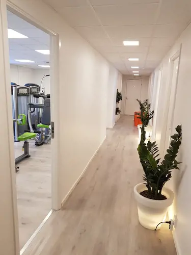 X-FORCE – UNIK TRÄNINGSMETODDen nya världsunika och patenterade svenska uppfinningen X-Force är en träningsmaskin som ökar den negativa belastningen med 40 %.Detta gör att du som användare kan träna betydligt kortare tid och få större effekt med garanterat bättre resultat, endast 6 – 12 repetitioner per maskin var 7 – 14 dagar.Varför negativ träning?Negativ träning har många fördelar.Musklerna kan arbeta med betydligt högre belastning excentriskt än koncentrisk och en tyngre last innebär också effektivare träning med snabbare resultat.För att förbättra muskelstyrkan överbelastar du muskeln och om den excentriska lasten är större tröttar du ut muskeln snabbare.Excentrisk träning kräver mindre syre än koncentrisk vilket påfrestar hjärtat mindre men ökar blodtrycket.Här är de 15st mest sökta gymmen på GymKarta i Juli 2023Nordic Wellness Lindholmen på Lindholmsallén 20 i GöteborgSATS Gamlestaden på Gamlestadstorget 7 i GöteborgSTC Sävedalen - Göteborgsvägen 104 - GymKarta.seSTC munkebäck på Munkebäcks Allé 26 i GöteborgNordic Wellness Göteborg Kviberg Arena - GymKarta.seNordic Wellness Kungälv Kongahälla - GymKarta.seActic Lerum - Vattenpalatset på Häradsvägen 3 i Lerum&nbsp;Maximus Gym Brunnsbo på Folkvisegatan 15 i GöteborgSATS Hovås på Björklundabacken 2 i Hovås - GymKarta.seNordic Wellness Backaplan på Gustaf Dalénsgatan 13Fitness24Seven på Lergöksgatan 6 i Västra FrölundaSATS Askim (Sisjön stora) på Ekonomivägen 6 i AskimSTC på Ekenleden 10 i Kållered - GymKarta.seNordic Wellness Marklandsgatan - GymKarta.seNordic Wellness på Vasagatan 7 i Göteborg