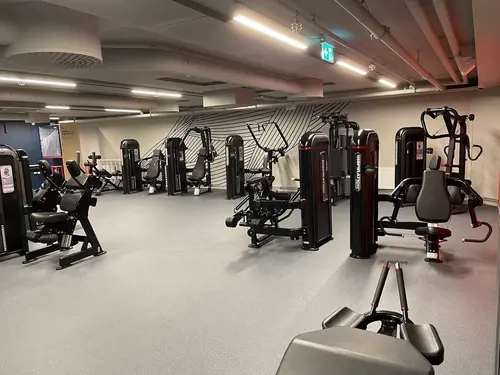 X-FORCE – UNIK TRÄNINGSMETODDen nya världsunika och patenterade svenska uppfinningen X-Force är en träningsmaskin som ökar den negativa belastningen med 40 %.Detta gör att du som användare kan träna betydligt kortare tid och få större effekt med garanterat bättre resultat, endast 6 – 12 repetitioner per maskin var 7 – 14 dagar.Varför negativ träning?Negativ träning har många fördelar.Musklerna kan arbeta med betydligt högre belastning excentriskt än koncentrisk och en tyngre last innebär också effektivare träning med snabbare resultat.För att förbättra muskelstyrkan överbelastar du muskeln och om den excentriska lasten är större tröttar du ut muskeln snabbare.Excentrisk träning kräver mindre syre än koncentrisk vilket påfrestar hjärtat mindre men ökar blodtrycket.Här är de 15st mest sökta gymmen på GymKarta i Juli 2023Nordic Wellness Lindholmen på Lindholmsallén 20 i GöteborgSATS Gamlestaden på Gamlestadstorget 7 i GöteborgSTC Sävedalen - Göteborgsvägen 104 - GymKarta.seSTC munkebäck på Munkebäcks Allé 26 i GöteborgNordic Wellness Göteborg Kviberg Arena - GymKarta.seNordic Wellness Kungälv Kongahälla - GymKarta.seActic Lerum - Vattenpalatset på Häradsvägen 3 i Lerum&nbsp;Maximus Gym Brunnsbo på Folkvisegatan 15 i GöteborgSATS Hovås på Björklundabacken 2 i Hovås - GymKarta.seNordic Wellness Backaplan på Gustaf Dalénsgatan 13Fitness24Seven på Lergöksgatan 6 i Västra FrölundaSATS Askim (Sisjön stora) på Ekonomivägen 6 i AskimSTC på Ekenleden 10 i Kållered - GymKarta.seNordic Wellness Marklandsgatan - GymKarta.seNordic Wellness på Vasagatan 7 i Göteborg