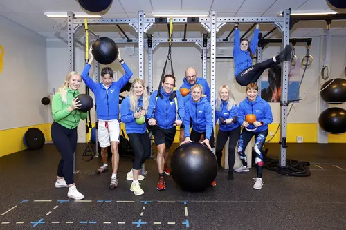 Därför ska du träna hos Actic Linköping - TornetSom en av Sveriges ledande gymkedjor har vi jobbat med träning i över 40 årVi har ett brett erbjudande av inspirerande träning på 110 gym och 50 bad från Luleå i norr till Malmö i söder.Hos oss träffar du vänlig och kunnig personal och gymmar i fräscha lokaler. Du kan träna gruppträning både inomhus och utomhus och självklart är du också välkommen att simma och bada hos oss!110 GYM ÖVER HELA SVERIGE50 BAD I DIREKT ANSLUTNING TILL VÅRA GYMINSPIRERANDE OCH EFFEKTIV GRUPPTRÄNINGONLINEPASS I ACTIC APPENVECKORS DIGITAL TRÄNINGSSTART MED COACHGENERÖSA ÖPPETTIDERSKRÄDDARSY DITT MEDLEMSKAPHitta ditt Actic gym nära digMed över 115 gym runt om i Sverige finns det många möjligheter till träning, ange namnet på det gym eller den stad som du vill träna på nedan så hittar du den information du behöver.Träna i gymmet, testa på gruppträningspass, simma i badet eller kontakta oss så kan vi hjälpa dig att hitta den träning som passar dig!GruppträningDet är roligare att träna tillsammans!För dig som gillar att träna i grupp med en peppande instruktör till inspirerande musik rekommenderar vi gruppträning.Mer än hälften av våra anläggningar erbjuder gruppträning!Boka passDu hittar aktuella scheman för alla gruppträningspass på Mina Sidor eller på ditt gym.Du bokar enkelt dina gruppträningspass i vår Actic app eller på Mina Sidor.Bokningsreglerna hittar du här.Träna på gym och få upp din styrka!Varför ska du träna styrketräning? Nedan får du några exempel på vilka fördelar du får genom att träna styrka på gym med oss:&nbsp;En starkare kropp avlastar kroppens leder.Skelettets hållfasthet förbättras och bentätheten ökar, något som motverkar risken att drabbas av benskörhet.Ämnesomsättningen ökar, vilket är bra om du vill gå ner eller hålla din vikt.Muskulära obalanser tränas bort och ger en bättre hållning.Du kommer att få en bättre hållning vid stärkande av core.Du kommer lättare kunna lyfta dina barn eller barnbarn, bära hem kassarna från mataffären&nbsp; och förhoppningsvis även känna dig starkare!Träna styrka med säker och effektiv träningHos oss på Actic hittar du alltid instruktörer ute i lokalen som ger råd och tips kring hur du kan träna styrketräning på gym.Vi visar hur övningar kan genomföras för att undvika skador och berättar hur du kan undvika vanliga fel i din träning – allt för att du ska få ut maximalt av din träning, nå dina mål och bygga muskler.Lycka till med din styrketräning!30 minuter räcker!På Actic tränar vi enligt träningsmetoden HIT (högintensitetsträning), vilket innebär att du på endast 30 minuter ger din kropp tillräcklig träning för att utvecklas.Genom att träna på gym och köra ett set med 8-12 repetitioner i varje maskin med mycket kort vila mellan maskinerna hinner du träna hela kroppen på endast 30 minuter.Vår rekommendation är 2-3 träningspass på gymmet i veckan.Då hinner du både stimulera muskeltillväxten och få tid till återhämtning mellan passen.