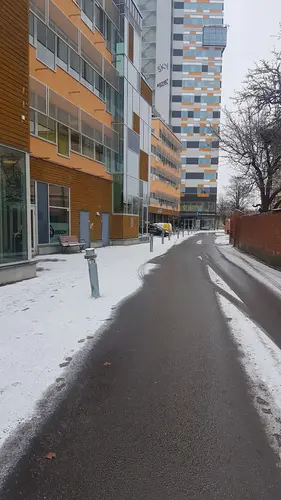 Därför ska du träna hos Actic Linköping - TornetSom en av Sveriges ledande gymkedjor har vi jobbat med träning i över 40 årVi har ett brett erbjudande av inspirerande träning på 110 gym och 50 bad från Luleå i norr till Malmö i söder.Hos oss träffar du vänlig och kunnig personal och gymmar i fräscha lokaler. Du kan träna gruppträning både inomhus och utomhus och självklart är du också välkommen att simma och bada hos oss!110 GYM ÖVER HELA SVERIGE50 BAD I DIREKT ANSLUTNING TILL VÅRA GYMINSPIRERANDE OCH EFFEKTIV GRUPPTRÄNINGONLINEPASS I ACTIC APPENVECKORS DIGITAL TRÄNINGSSTART MED COACHGENERÖSA ÖPPETTIDERSKRÄDDARSY DITT MEDLEMSKAPHitta ditt Actic gym nära digMed över 115 gym runt om i Sverige finns det många möjligheter till träning, ange namnet på det gym eller den stad som du vill träna på nedan så hittar du den information du behöver.Träna i gymmet, testa på gruppträningspass, simma i badet eller kontakta oss så kan vi hjälpa dig att hitta den träning som passar dig!GruppträningDet är roligare att träna tillsammans!För dig som gillar att träna i grupp med en peppande instruktör till inspirerande musik rekommenderar vi gruppträning.Mer än hälften av våra anläggningar erbjuder gruppträning!Boka passDu hittar aktuella scheman för alla gruppträningspass på Mina Sidor eller på ditt gym.Du bokar enkelt dina gruppträningspass i vår Actic app eller på Mina Sidor.Bokningsreglerna hittar du här.Träna på gym och få upp din styrka!Varför ska du träna styrketräning? Nedan får du några exempel på vilka fördelar du får genom att träna styrka på gym med oss:&nbsp;En starkare kropp avlastar kroppens leder.Skelettets hållfasthet förbättras och bentätheten ökar, något som motverkar risken att drabbas av benskörhet.Ämnesomsättningen ökar, vilket är bra om du vill gå ner eller hålla din vikt.Muskulära obalanser tränas bort och ger en bättre hållning.Du kommer att få en bättre hållning vid stärkande av core.Du kommer lättare kunna lyfta dina barn eller barnbarn, bära hem kassarna från mataffären&nbsp; och förhoppningsvis även känna dig starkare!Träna styrka med säker och effektiv träningHos oss på Actic hittar du alltid instruktörer ute i lokalen som ger råd och tips kring hur du kan träna styrketräning på gym.Vi visar hur övningar kan genomföras för att undvika skador och berättar hur du kan undvika vanliga fel i din träning – allt för att du ska få ut maximalt av din träning, nå dina mål och bygga muskler.Lycka till med din styrketräning!30 minuter räcker!På Actic tränar vi enligt träningsmetoden HIT (högintensitetsträning), vilket innebär att du på endast 30 minuter ger din kropp tillräcklig träning för att utvecklas.Genom att träna på gym och köra ett set med 8-12 repetitioner i varje maskin med mycket kort vila mellan maskinerna hinner du träna hela kroppen på endast 30 minuter.Vår rekommendation är 2-3 träningspass på gymmet i veckan.Då hinner du både stimulera muskeltillväxten och få tid till återhämtning mellan passen.