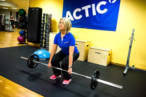 Därför ska du träna hos Actic Linköping - TornetSom en av Sveriges ledande gymkedjor har vi jobbat med träning i över 40 årVi har ett brett erbjudande av inspirerande träning på 110 gym och 50 bad från Luleå i norr till Malmö i söder.Hos oss träffar du vänlig och kunnig personal och gymmar i fräscha lokaler. Du kan träna gruppträning både inomhus och utomhus och självklart är du också välkommen att simma och bada hos oss!110 GYM ÖVER HELA SVERIGE50 BAD I DIREKT ANSLUTNING TILL VÅRA GYMINSPIRERANDE OCH EFFEKTIV GRUPPTRÄNINGONLINEPASS I ACTIC APPENVECKORS DIGITAL TRÄNINGSSTART MED COACHGENERÖSA ÖPPETTIDERSKRÄDDARSY DITT MEDLEMSKAPHitta ditt Actic gym nära digMed över 115 gym runt om i Sverige finns det många möjligheter till träning, ange namnet på det gym eller den stad som du vill träna på nedan så hittar du den information du behöver.Träna i gymmet, testa på gruppträningspass, simma i badet eller kontakta oss så kan vi hjälpa dig att hitta den träning som passar dig!GruppträningDet är roligare att träna tillsammans!För dig som gillar att träna i grupp med en peppande instruktör till inspirerande musik rekommenderar vi gruppträning.Mer än hälften av våra anläggningar erbjuder gruppträning!Boka passDu hittar aktuella scheman för alla gruppträningspass på Mina Sidor eller på ditt gym.Du bokar enkelt dina gruppträningspass i vår Actic app eller på Mina Sidor.Bokningsreglerna hittar du här.Träna på gym och få upp din styrka!Varför ska du träna styrketräning? Nedan får du några exempel på vilka fördelar du får genom att träna styrka på gym med oss:&nbsp;En starkare kropp avlastar kroppens leder.Skelettets hållfasthet förbättras och bentätheten ökar, något som motverkar risken att drabbas av benskörhet.Ämnesomsättningen ökar, vilket är bra om du vill gå ner eller hålla din vikt.Muskulära obalanser tränas bort och ger en bättre hållning.Du kommer att få en bättre hållning vid stärkande av core.Du kommer lättare kunna lyfta dina barn eller barnbarn, bära hem kassarna från mataffären&nbsp; och förhoppningsvis även känna dig starkare!Träna styrka med säker och effektiv träningHos oss på Actic hittar du alltid instruktörer ute i lokalen som ger råd och tips kring hur du kan träna styrketräning på gym.Vi visar hur övningar kan genomföras för att undvika skador och berättar hur du kan undvika vanliga fel i din träning – allt för att du ska få ut maximalt av din träning, nå dina mål och bygga muskler.Lycka till med din styrketräning!30 minuter räcker!På Actic tränar vi enligt träningsmetoden HIT (högintensitetsträning), vilket innebär att du på endast 30 minuter ger din kropp tillräcklig träning för att utvecklas.Genom att träna på gym och köra ett set med 8-12 repetitioner i varje maskin med mycket kort vila mellan maskinerna hinner du träna hela kroppen på endast 30 minuter.Vår rekommendation är 2-3 träningspass på gymmet i veckan.Då hinner du både stimulera muskeltillväxten och få tid till återhämtning mellan passen.