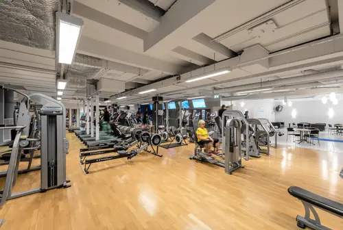 Därför ska du träna hos Actic  Motala CitySom en av Sveriges ledande gymkedjor har vi jobbat med träning i över 40 årVi har ett brett erbjudande av inspirerande träning på 110 gym och 50 bad från Luleå i norr till Malmö i söder.Hos oss träffar du vänlig och kunnig personal och gymmar i fräscha lokaler. Du kan träna gruppträning både inomhus och utomhus och självklart är du också välkommen att simma och bada hos oss!110 GYM ÖVER HELA SVERIGE50 BAD I DIREKT ANSLUTNING TILL VÅRA GYMINSPIRERANDE OCH EFFEKTIV GRUPPTRÄNINGONLINEPASS I ACTIC APPENVECKORS DIGITAL TRÄNINGSSTART MED COACHGENERÖSA ÖPPETTIDERSKRÄDDARSY DITT MEDLEMSKAPHitta ditt Actic gym nära digMed över 115 gym runt om i Sverige finns det många möjligheter till träning, ange namnet på det gym eller den stad som du vill träna på nedan så hittar du den information du behöver.Träna i gymmet, testa på gruppträningspass, simma i badet eller kontakta oss så kan vi hjälpa dig att hitta den träning som passar dig!GruppträningDet är roligare att träna tillsammans!För dig som gillar att träna i grupp med en peppande instruktör till inspirerande musik rekommenderar vi gruppträning.Mer än hälften av våra anläggningar erbjuder gruppträning!Boka passDu hittar aktuella scheman för alla gruppträningspass på Mina Sidor eller på ditt gym.Du bokar enkelt dina gruppträningspass i vår Actic app eller på Mina Sidor.Bokningsreglerna hittar du här.Träna på gym och få upp din styrka!Varför ska du träna styrketräning? Nedan får du några exempel på vilka fördelar du får genom att träna styrka på gym med oss:&nbsp;En starkare kropp avlastar kroppens leder.Skelettets hållfasthet förbättras och bentätheten ökar, något som motverkar risken att drabbas av benskörhet.Ämnesomsättningen ökar, vilket är bra om du vill gå ner eller hålla din vikt.Muskulära obalanser tränas bort och ger en bättre hållning.Du kommer att få en bättre hållning vid stärkande av core.Du kommer lättare kunna lyfta dina barn eller barnbarn, bära hem kassarna från mataffären&nbsp; och förhoppningsvis även känna dig starkare!Träna styrka med säker och effektiv träningHos oss på Actic hittar du alltid instruktörer ute i lokalen som ger råd och tips kring hur du kan träna styrketräning på gym.Vi visar hur övningar kan genomföras för att undvika skador och berättar hur du kan undvika vanliga fel i din träning – allt för att du ska få ut maximalt av din träning, nå dina mål och bygga muskler.Lycka till med din styrketräning!30 minuter räcker!På Actic tränar vi enligt träningsmetoden HIT (högintensitetsträning), vilket innebär att du på endast 30 minuter ger din kropp tillräcklig träning för att utvecklas.Genom att träna på gym och köra ett set med 8-12 repetitioner i varje maskin med mycket kort vila mellan maskinerna hinner du träna hela kroppen på endast 30 minuter.Vår rekommendation är 2-3 träningspass på gymmet i veckan.Då hinner du både stimulera muskeltillväxten och få tid till återhämtning mellan passen.