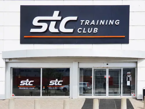 STC Brålanda STC driver både kompletta träningsanläggningar för hela familjen samt mindre expressklubbar med tonvikt på styrka och kondition.Vårt breda utbud av gruppträning baseras på program från världens största leverantör, Les Mills.Våra gruppträningsinstruktörer är självklart certifierade och licensierade. Vi erbjuder träning för alla människor i alla åldrar."På vårt stora fräscha STC-gym känner du pulsen och träningsglädjen så fort du kliver in i gymmet.Här finns den senaste utrustningen för kondition och styrka, gruppträning, virtuell träning, proffsiga personliga tränare, kids club och cafédel.Med närhet till fler STC-gym runt om i området.Vi erbjuder dig ett brett träningsutbud, generösa öppettider &amp; över 180 gym att träna på.Erbjudande: Köp ett flexibelt gymkort från 299 kr/mån på STC med fri kort- &amp; startavgift.- Gruppträning.- Fräscha anläggningar.- Personlig träning.- Över 200 online pass.&nbsp;Om STCVi på STC tror på gemenskap och har därför sedan starten 1998 skapat miljöer där människor i alla åldrar kan träffas och träna för ett friskare liv.Vi har även ett stort grupptränings-utbud av egenutvecklad grupptränings-koncept där instruktörerna utbildas och licensieras löpande.&nbsp;Våra gym har den senaste tränings-utrustningen från tex. Cybex och Concept Träningsredskap av bästa kvalitet.Våra personliga tränare är certifierade och licensierade för att kunna erbjuda bästa möjliga personliga träning till våra medlemmar.Om STC - Över 200 gym från norr till söderVi på STC tror på gemenskap och har därför sedan starten 1998 skapat miljöer där människor i alla åldrar kan träffas och träna för ett friskare liv.Träningsanläggningarna är designade för att tillgodose ett varierat utbud av gruppträning som främst baseras på program från Les Mills, det världsledande företaget inom gruppträning där alla våra gruppträningsinstruktörer är certifierade och licensierade för att alltid leverera kvalitet.Vi har även ett stort gruppträningsutbud av egenutvecklad gruppträningskoncept där instruktörerna utbildas och licensieras löpande.Våra gym har den senaste träningsutrustningen av bästa kvalitet och våra personliga tränare är certifierade och licensierade för att kunna erbjuda bästa möjliga personliga träning till våra medlemmar.AffärsidéPassion för träning och att förbättra folkhälsan i Sverige har alltid varit grunden på STC, och lever vidare än idag.Vi vill genom ett brett träningsutbud som kännetecknas av glädje, passion och gemenskap erbjuda alla människor i alla åldrar träning och rörelse för ett friskare och lyckligare liv.Med vårt innehållsrika och prisvärda utbud strävar vi efter att vara en unik aktör inom friskvårdsbranschen.Glädje, passion, personlighet, proffsighet och gemenskap präglar våra klubbar och vår vardag i en härlig miljö.Hos oss är det alltid rent och fräscht, sällan kö till utrustningen och en skön atmosfär där alla passar in. Vi vet att om träningen finns nära så är chanserna att du kommer i gång mycket större!Vi finns på många platser i Stockholm för att du ska ha nära till träningen. Dessutom har vi öppet alla dagar klockan 05.00 – 23.00 för medlemmar.Träning kan göra underverk för din hälsa! Genom fysisk aktivitet kan du både förebygga och behandla många sjukdomar.På STC får du som blivit ordinerad Fysisk aktivitet på recept, FaR®, rabatterat pris på din träningFysisk aktivitet på recept innebär att legitimerad vårdpersonal ordinerar fysisk aktivitet.Aktiviteten blir en del av behandlingen och anpassas efter dina egna förutsättningar och önskemål.Det finns stort vetenskapligt stöd för att Fysisk aktivitet på recept (FaR®) fungerar.De positiva effekterna får du oavsett ålder eller tidigare träningsvana. Det är alltså aldrig för sent att börja röra på dig.Du som är otränad kommer snabbt att bli fysiskt starkare.