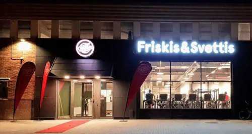 Hos Friskis och Svettis Norrköping - Vrinnevi får du vara precis den du ärVi inspirerar dig att komma igång – och får dig att trivas så att du aldrig vill lägga av.För trivs du kommer du att fortsätta träna.Du blir tryggare, starkare och vågar utmana dina gränser.Du växer som människa och vi som rörelse.Genom åren har hundratusentals människor blivit en del av oss.Friskis&amp;Svettis är en gemensam nämnare för människor i alla åldrar, livsstilar och intressen.Tillsammans är vi en stolt ideell förening som engagerar och förändrar.Det har vi gjort sedan 1978 – och vi har bara börjat.Friskis och Svettis&nbsp;Din GymPartnerFriskis &amp; Svettis konkurrerande kommersiella GymKedjor 2023:SATS Din GymPartnerNordic Wellness Din Bästa-GymPartnerKan Du Gissa Vilken Gymkedja Som Är Mest Sökt På Alla Bolag?Samt enligt analysverktyget Ahrefs är månadens mest sökta hittills under 2023?- Alla vet att det är mycket tuff konkurrens i gymbranschen – tydlig fokus ger lokala företagare kunder.Lokala Gym kan genom en bolagspresentation på Allabolag och på GymKarta.se hamna på Googles första sida.&nbsp;Här hittar du fler Friskis &amp; Svettis i GöteborgFriskis&amp;Svettis Västra hamngatanFriskis&amp;Svettis MajornaFriskisSvettisFriskis&amp;Svettis KvillebäckenFriskis&amp;Svettis ValhallaFriskis&amp;Svettis GårdaFriskis&amp;Svettis JohannebergFriskis&amp; Svettis FrölundaVarmt välkommen till Göteborgs främsta träningsanläggningar med gymutrustning från de världsledande varumärkena Technogym, Life Fitness, Precor, Cybex!Kolla ditt gym på alla bolagKöp Kosttillskott &amp; TräningskläderIndoor walking hemma?Här är de 15st mest sökta gymmen på GymKarta i Juli 2023Nordic Wellness Lindholmen på Lindholmsallén 20 i GöteborgSATS Gamlestaden på Gamlestadstorget 7 i GöteborgSTC Sävedalen - Göteborgsvägen 104 - GymKarta.seSTC munkebäck på Munkebäcks Allé 26 i GöteborgNordic Wellness Göteborg Kviberg Arena - GymKarta.seNordic Wellness Kungälv Kongahälla - GymKarta.seActic Lerum - Vattenpalatset på Häradsvägen 3 i Lerum&nbsp;Maximus Gym Brunnsbo på Folkvisegatan 15 i GöteborgSATS Hovås på Björklundabacken 2 i Hovås - GymKarta.seNordic Wellness Backaplan på Gustaf Dalénsgatan 13Fitness24Seven på Lergöksgatan 6 i Västra FrölundaSATS Askim (Sisjön stora) på Ekonomivägen 6 i AskimSTC på Ekenleden 10 i Kållered - GymKarta.seNordic Wellness Marklandsgatan - GymKarta.seNordic Wellness på Vasagatan 7 i Göteborg