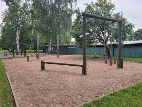 X-FORCE – UNIK TRÄNINGSMETODDen nya världsunika och patenterade svenska uppfinningen X-Force är en träningsmaskin som ökar den negativa belastningen med 40 %.Detta gör att du som användare kan träna betydligt kortare tid och få större effekt med garanterat bättre resultat, endast 6 – 12 repetitioner per maskin var 7 – 14 dagar.Varför negativ träning?Negativ träning har många fördelar.Musklerna kan arbeta med betydligt högre belastning excentriskt än koncentrisk och en tyngre last innebär också effektivare träning med snabbare resultat.För att förbättra muskelstyrkan överbelastar du muskeln och om den excentriska lasten är större tröttar du ut muskeln snabbare.Excentrisk träning kräver mindre syre än koncentrisk vilket påfrestar hjärtat mindre men ökar blodtrycket.Här är de 15st mest sökta gymmen på GymKarta i Juli 2023Nordic Wellness Lindholmen på Lindholmsallén 20 i GöteborgSATS Gamlestaden på Gamlestadstorget 7 i GöteborgSTC Sävedalen - Göteborgsvägen 104 - GymKarta.seSTC munkebäck på Munkebäcks Allé 26 i GöteborgNordic Wellness Göteborg Kviberg Arena - GymKarta.seNordic Wellness Kungälv Kongahälla - GymKarta.seActic Lerum - Vattenpalatset på Häradsvägen 3 i Lerum&nbsp;Maximus Gym Brunnsbo på Folkvisegatan 15 i GöteborgSATS Hovås på Björklundabacken 2 i Hovås - GymKarta.seNordic Wellness Backaplan på Gustaf Dalénsgatan 13Fitness24Seven på Lergöksgatan 6 i Västra FrölundaSATS Askim (Sisjön stora) på Ekonomivägen 6 i AskimSTC på Ekenleden 10 i Kållered - GymKarta.seNordic Wellness Marklandsgatan - GymKarta.seNordic Wellness på Vasagatan 7 i Göteborg