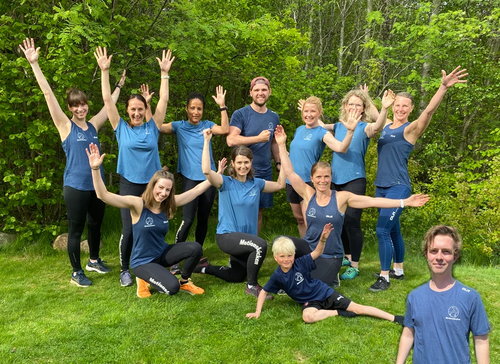 Utegym Nacka - Att ge sig ut och springa i skogen är fin träning och avkoppling-Kan du dessutom kombinera det med lite styrketräning så är träningspasset komplettOmrådet kring hamnen och folkparken i Mariestad erbjuder flera olika aktiviteter utomhus. Här finns flera beachvolleyboll-planer, boulebanor och två olika utegym.I hamnområdet i Mariestad finns det gott om möjligheter till aktiviteter utomhus. Mellan yttre hamnen och Karlsholme finns flera planer för beachvolleyboll, boulebanor och två olika utegym som är fria att nyttjas av vem som helst.&nbsp;I nära anslutning finns också en lekplats, en iordningsställd grillplats, äventyrsgolfbana och en padeltennisbana. I inre hamnen, finns restauranger, sommaröppna bodar med försäljning av glass, fika och mat samt ännu en lekplats.&nbsp;Andra UTE GYMBoo - Fisksätra-Saltsjöbaden - Sicklaön - ÄltaEnligt SS-EN16630-2015 får utrustningen endast användas av ungdomar och vuxna med en längd av minst 140cm.Vad behöver man veta innan man beställer ett UTE gym?Här följer svar på de vanligaste frågorna:Hur stor yta krävs för ett komplett utegym?- Här följer ungefärliga mått på våra redskap, och hur mycket yta de tar i anspråk. - Lägg då till lite svängrum mellan redskapen. - Särskilt häckar och stubbarna.- Dessa mått är ungefärliga och med tillhörande trall att ligga/stå på.Axelpress 6x6mStocklyft 6x6mLatsdrag 6x6mKnäböj 6x6mSingelstockar 6x6mBröstpress 6.5x8mChinsräcke 6×3.5mArmgång 8x3mBalans 8x3mHäckar 8x3mStubbar 8x3mSitups 6x6mDips 2.5x3x5mRygglyft 2.5×3.5mBenlyft 2.5×3.5mStolpe 6x6mKombo 6x4mRodd med ramp 6.5x10mRodd med trappsteg 6.5×7.5mStretch, beroende på valt måttUnderlag!Vi ser helst att underlaget vid våra gym är hårt packat grus, skötseln är lätt och det är framkomligt för funktionshindrade samt barnvagnar.Hur förankras redskapen?De gjuts fast i marken, idealiskt är att ha gymmet på en yta där man kan göra 1m djupa hål. I stort sett varje redskap kräver 4st hål.Kan man montera själv?Ja, redskapen kommer som en byggsats i tre delar som man kan montera själv på plats. Vid beställning får man monteringsanvisningar. Vi ställer även upp med montering/konsultation på plats. Ta kontakt för offert gällande montering. Vi finns även tillhands via telefon/mail när ni monterar ert gym, för konsultation.Hur lång leverans tid är det?Det beror lite på hur många redskap man beställer.&nbsp;Hur mycket väger de olika stockarna?Det är en av de vanligaste frågorna från de som tränar på gymmen. Det beror dock lite på dels vädret. De är tyngre när de regnat mycket, och beroende på hur mycket impregnering det är i virket när det kommer från brädgården kan de väga lite olika.I våra standardgym väger det lätta redskapet ca 20-25kg och den tyngre ca 40-45kg.Hur lång hållbarhetstid har ett utegym?Virket som är tryckimpregnerat har inget bäst före datum. Ett utegym håller i många år framöver.Har ni garanti på redskapen?Vi har ingen garanti men erbjuder oss att byta ut skadade redskap om det visar sig att de gått sönder av oförklarig anledning vid normalt nyttjande.Är det mycket skadegörelse på de utegym ni hittills har producerat?Nej. Vi är förskonade från det mesta när det gäller skadegörelse. Det verkar som de som klottrar och förstör hellre tränar på gymmet.Vilket ytskikt är bäst?Vi har använt oss av olika sorter, bark, flis etc. Men nu är det grus som gäller, det är mer lättskött och bark o dylikt blir gegga efter ett tag. Samt att det är bättre framkomlighet för rullstolar med grus.Behövs något fallskydd vid utegymmetNej. All träning sker på egen risk. Men det finns ett säkerhetsavstånd mellan redskapen, se ovan.&nbsp;Nyheter Ifrån GymKartaHafstens Resort Och CampingMatinspiratör Markiz TaintonInger Zetterqvist: EM 1:ASasa The Mutant VujicJust Gym Sebastian HedmanJakob Wallin LAWABIdrottsrehab Ullevi