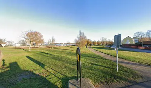 Utegym Nacka - Att ge sig ut och springa i skogen är fin träning och avkoppling-Kan du dessutom kombinera det med lite styrketräning så är träningspasset komplettOmrådet kring hamnen och folkparken i Mariestad erbjuder flera olika aktiviteter utomhus. Här finns flera beachvolleyboll-planer, boulebanor och två olika utegym.I hamnområdet i Mariestad finns det gott om möjligheter till aktiviteter utomhus. Mellan yttre hamnen och Karlsholme finns flera planer för beachvolleyboll, boulebanor och två olika utegym som är fria att nyttjas av vem som helst.&nbsp;I nära anslutning finns också en lekplats, en iordningsställd grillplats, äventyrsgolfbana och en padeltennisbana. I inre hamnen, finns restauranger, sommaröppna bodar med försäljning av glass, fika och mat samt ännu en lekplats.&nbsp;Andra UTE GYMBoo - Fisksätra-Saltsjöbaden - Sicklaön - ÄltaEnligt SS-EN16630-2015 får utrustningen endast användas av ungdomar och vuxna med en längd av minst 140cm.Vad behöver man veta innan man beställer ett UTE gym?Här följer svar på de vanligaste frågorna:Hur stor yta krävs för ett komplett utegym?- Här följer ungefärliga mått på våra redskap, och hur mycket yta de tar i anspråk. - Lägg då till lite svängrum mellan redskapen. - Särskilt häckar och stubbarna.- Dessa mått är ungefärliga och med tillhörande trall att ligga/stå på.Axelpress 6x6mStocklyft 6x6mLatsdrag 6x6mKnäböj 6x6mSingelstockar 6x6mBröstpress 6.5x8mChinsräcke 6×3.5mArmgång 8x3mBalans 8x3mHäckar 8x3mStubbar 8x3mSitups 6x6mDips 2.5x3x5mRygglyft 2.5×3.5mBenlyft 2.5×3.5mStolpe 6x6mKombo 6x4mRodd med ramp 6.5x10mRodd med trappsteg 6.5×7.5mStretch, beroende på valt måttUnderlag!Vi ser helst att underlaget vid våra gym är hårt packat grus, skötseln är lätt och det är framkomligt för funktionshindrade samt barnvagnar.Hur förankras redskapen?De gjuts fast i marken, idealiskt är att ha gymmet på en yta där man kan göra 1m djupa hål. I stort sett varje redskap kräver 4st hål.Kan man montera själv?Ja, redskapen kommer som en byggsats i tre delar som man kan montera själv på plats. Vid beställning får man monteringsanvisningar. Vi ställer även upp med montering/konsultation på plats. Ta kontakt för offert gällande montering. Vi finns även tillhands via telefon/mail när ni monterar ert gym, för konsultation.Hur lång leverans tid är det?Det beror lite på hur många redskap man beställer.&nbsp;Hur mycket väger de olika stockarna?Det är en av de vanligaste frågorna från de som tränar på gymmen. Det beror dock lite på dels vädret. De är tyngre när de regnat mycket, och beroende på hur mycket impregnering det är i virket när det kommer från brädgården kan de väga lite olika.I våra standardgym väger det lätta redskapet ca 20-25kg och den tyngre ca 40-45kg.Hur lång hållbarhetstid har ett utegym?Virket som är tryckimpregnerat har inget bäst före datum. Ett utegym håller i många år framöver.Har ni garanti på redskapen?Vi har ingen garanti men erbjuder oss att byta ut skadade redskap om det visar sig att de gått sönder av oförklarig anledning vid normalt nyttjande.Är det mycket skadegörelse på de utegym ni hittills har producerat?Nej. Vi är förskonade från det mesta när det gäller skadegörelse. Det verkar som de som klottrar och förstör hellre tränar på gymmet.Vilket ytskikt är bäst?Vi har använt oss av olika sorter, bark, flis etc. Men nu är det grus som gäller, det är mer lättskött och bark o dylikt blir gegga efter ett tag. Samt att det är bättre framkomlighet för rullstolar med grus.Behövs något fallskydd vid utegymmetNej. All träning sker på egen risk. Men det finns ett säkerhetsavstånd mellan redskapen, se ovan.&nbsp;Nyheter Ifrån GymKartaHafstens Resort Och CampingMatinspiratör Markiz TaintonInger Zetterqvist: EM 1:ASasa The Mutant VujicJust Gym Sebastian HedmanJakob Wallin LAWABIdrottsrehab Ullevi