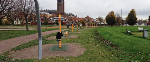 Utegym Nacka - Att ge sig ut och springa i skogen är fin träning och avkoppling-Kan du dessutom kombinera det med lite styrketräning så är träningspasset komplettOmrådet kring hamnen och folkparken i Mariestad erbjuder flera olika aktiviteter utomhus. Här finns flera beachvolleyboll-planer, boulebanor och två olika utegym.I hamnområdet i Mariestad finns det gott om möjligheter till aktiviteter utomhus. Mellan yttre hamnen och Karlsholme finns flera planer för beachvolleyboll, boulebanor och två olika utegym som är fria att nyttjas av vem som helst.&nbsp;I nära anslutning finns också en lekplats, en iordningsställd grillplats, äventyrsgolfbana och en padeltennisbana. I inre hamnen, finns restauranger, sommaröppna bodar med försäljning av glass, fika och mat samt ännu en lekplats.&nbsp;Andra UTE GYMBoo - Fisksätra-Saltsjöbaden - Sicklaön - ÄltaEnligt SS-EN16630-2015 får utrustningen endast användas av ungdomar och vuxna med en längd av minst 140cm.Vad behöver man veta innan man beställer ett UTE gym?Här följer svar på de vanligaste frågorna:Hur stor yta krävs för ett komplett utegym?- Här följer ungefärliga mått på våra redskap, och hur mycket yta de tar i anspråk. - Lägg då till lite svängrum mellan redskapen. - Särskilt häckar och stubbarna.- Dessa mått är ungefärliga och med tillhörande trall att ligga/stå på.Axelpress 6x6mStocklyft 6x6mLatsdrag 6x6mKnäböj 6x6mSingelstockar 6x6mBröstpress 6.5x8mChinsräcke 6×3.5mArmgång 8x3mBalans 8x3mHäckar 8x3mStubbar 8x3mSitups 6x6mDips 2.5x3x5mRygglyft 2.5×3.5mBenlyft 2.5×3.5mStolpe 6x6mKombo 6x4mRodd med ramp 6.5x10mRodd med trappsteg 6.5×7.5mStretch, beroende på valt måttUnderlag!Vi ser helst att underlaget vid våra gym är hårt packat grus, skötseln är lätt och det är framkomligt för funktionshindrade samt barnvagnar.Hur förankras redskapen?De gjuts fast i marken, idealiskt är att ha gymmet på en yta där man kan göra 1m djupa hål. I stort sett varje redskap kräver 4st hål.Kan man montera själv?Ja, redskapen kommer som en byggsats i tre delar som man kan montera själv på plats. Vid beställning får man monteringsanvisningar. Vi ställer även upp med montering/konsultation på plats. Ta kontakt för offert gällande montering. Vi finns även tillhands via telefon/mail när ni monterar ert gym, för konsultation.Hur lång leverans tid är det?Det beror lite på hur många redskap man beställer.&nbsp;Hur mycket väger de olika stockarna?Det är en av de vanligaste frågorna från de som tränar på gymmen. Det beror dock lite på dels vädret. De är tyngre när de regnat mycket, och beroende på hur mycket impregnering det är i virket när det kommer från brädgården kan de väga lite olika.I våra standardgym väger det lätta redskapet ca 20-25kg och den tyngre ca 40-45kg.Hur lång hållbarhetstid har ett utegym?Virket som är tryckimpregnerat har inget bäst före datum. Ett utegym håller i många år framöver.Har ni garanti på redskapen?Vi har ingen garanti men erbjuder oss att byta ut skadade redskap om det visar sig att de gått sönder av oförklarig anledning vid normalt nyttjande.Är det mycket skadegörelse på de utegym ni hittills har producerat?Nej. Vi är förskonade från det mesta när det gäller skadegörelse. Det verkar som de som klottrar och förstör hellre tränar på gymmet.Vilket ytskikt är bäst?Vi har använt oss av olika sorter, bark, flis etc. Men nu är det grus som gäller, det är mer lättskött och bark o dylikt blir gegga efter ett tag. Samt att det är bättre framkomlighet för rullstolar med grus.Behövs något fallskydd vid utegymmetNej. All träning sker på egen risk. Men det finns ett säkerhetsavstånd mellan redskapen, se ovan.&nbsp;Nyheter Ifrån GymKartaHafstens Resort Och CampingMatinspiratör Markiz TaintonInger Zetterqvist: EM 1:ASasa The Mutant VujicJust Gym Sebastian HedmanJakob Wallin LAWABIdrottsrehab Ullevi