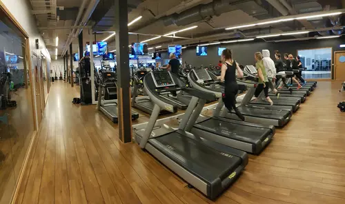 Välkommen till fantastiska Nordic Wellness Nyköping Rosvalla!På hela 2100 kvm välkomnas du i ett stort gym med ett rikligt utbud av redskap och utrustning från världsledande leverantörerVi erbjuder gruppträning i generöst rymliga salar med ett rikt utbud av klasser tillsammans med Nyköpings bästa och mest erfarna instruktörer. Från och med vintern 2021 erbjuder vi även Virtuell gruppträning där du som medlem kan träna gruppträning precis när det passar just dig!Här kan du ta del av toppmoderna maskiner, fria vikter, gruppträning, virtuell träning och riktigt mycket tränings-glädjeKom gärna in och ta en kaffe, kika på den fantastiska anläggningen och prata med oss direkt i receptionen.Vi erbjuder självklart prov-vecka för dig som vill testa vår härliga klubb och utbud.Vi har gratis parkering hos oss också.GRATIS KONSULTATION!Vill du få hjälp att nå dina mål?Med en personlig tränare kommer du snabbt igång med ett individanpassat träningsschema som ger resultat.I det första mötet går vi igenom vad du önskar uppnå samt sätter realistiska mål efter dina förutsättningar.Fyll i kontaktformuläret nedan så kontaktar vi dig för 30 minuters kostnadsfri konsultation.Vissa personliga tränare erbjuder nu också tjänsten PT online.Vid förhinder behöver du avboka mötet 24h innan utsatt tid, annars debiteras du 200 kr.Kolla ditt gym på alla bolagFitnessprofilen Julia på Nordic Wellness: Är ditt mål att ha en något tajtare form till beachen?BEHÖVER DU PT? Känner du att du inte har disciplinen att komma i gång med träningen hemma? Hör av dig direkt till Julia och boka professionell hjälp!Nordic Wellness Din Bästa-GymPartnerHär är de 15st mest sökta gymmen på GymKarta i Juli 2023Nordic Wellness Lindholmen på Lindholmsallén 20 i GöteborgSATS Gamlestaden på Gamlestadstorget 7 i GöteborgSTC Sävedalen - Göteborgsvägen 104 - GymKarta.seSTC munkebäck på Munkebäcks Allé 26 i GöteborgNordic Wellness Göteborg Kviberg Arena - GymKarta.seNordic Wellness Kungälv Kongahälla - GymKarta.seActic Lerum - Vattenpalatset på Häradsvägen 3 i Lerum&nbsp;Maximus Gym Brunnsbo på Folkvisegatan 15 i GöteborgSATS Hovås på Björklundabacken 2 i Hovås - GymKarta.seNordic Wellness Backaplan på Gustaf Dalénsgatan 13Fitness24Seven på Lergöksgatan 6 i Västra FrölundaSATS Askim (Sisjön stora) på Ekonomivägen 6 i AskimSTC på Ekenleden 10 i Kållered - GymKarta.seNordic Wellness Marklandsgatan - GymKarta.seNordic Wellness på Vasagatan 7 i Göteborg