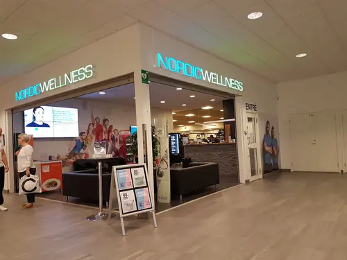 Välkommen till Nordic Wellness!Här kan du ta del av toppmoderna maskiner, fria vikter, gruppträning, virtuell träning och riktigt mycket tränings-glädje.Kom gärna in och ta en kaffe, kika på den fantastiska anläggningen och prata med oss direkt i receptionen.Vi erbjuder självklart prov-vecka för dig som vill testa vår härliga klubb och utbud.Vi har gratis parkering hos oss också.GRATIS KONSULTATION!Vill du få hjälp att nå dina mål?Med en personlig tränare kommer du snabbt igång med ett individanpassat träningsschema som ger resultat.I det första mötet går vi igenom vad du önskar uppnå samt sätter realistiska mål efter dina förutsättningar.Fyll i kontaktformuläret nedan så kontaktar vi dig för 30 minuters kostnadsfri konsultation.Vissa personliga tränare erbjuder nu också tjänsten PT online.Vid förhinder behöver du avboka mötet 24h innan utsatt tid, annars debiteras du 200 kr.Kolla ditt gym på alla bolagFitnessprofilen Julia på Nordic Wellness: Är ditt mål att ha en något tajtare form till beachen?BEHÖVER DU PT? Känner du att du inte har disciplinen att komma i gång med träningen hemma? Hör av dig direkt till Julia och boka professionell hjälp!Nordic Wellness Din Bästa-GymPartnerHär är de 15st mest sökta gymmen på GymKarta i Juli 2023Nordic Wellness Lindholmen på Lindholmsallén 20 i GöteborgSATS Gamlestaden på Gamlestadstorget 7 i GöteborgSTC Sävedalen - Göteborgsvägen 104 - GymKarta.seSTC munkebäck på Munkebäcks Allé 26 i GöteborgNordic Wellness Göteborg Kviberg Arena - GymKarta.seNordic Wellness Kungälv Kongahälla - GymKarta.seActic Lerum - Vattenpalatset på Häradsvägen 3 i Lerum&nbsp;Maximus Gym Brunnsbo på Folkvisegatan 15 i GöteborgSATS Hovås på Björklundabacken 2 i Hovås - GymKarta.seNordic Wellness Backaplan på Gustaf Dalénsgatan 13Fitness24Seven på Lergöksgatan 6 i Västra FrölundaSATS Askim (Sisjön stora) på Ekonomivägen 6 i AskimSTC på Ekenleden 10 i Kållered - GymKarta.seNordic Wellness Marklandsgatan - GymKarta.seNordic Wellness på Vasagatan 7 i GöteborgNo Carb Protein-Pannkakor - Muskelshoppen