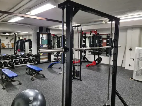 X-FORCE – UNIK TRÄNINGSMETODDen nya världsunika och patenterade svenska uppfinningen X-Force är en träningsmaskin som ökar den negativa belastningen med 40 %.Detta gör att du som användare kan träna betydligt kortare tid och få större effekt med garanterat bättre resultat, endast 6 – 12 repetitioner per maskin var 7 – 14 dagar.Varför negativ träning?Negativ träning har många fördelar.Musklerna kan arbeta med betydligt högre belastning excentriskt än koncentrisk och en tyngre last innebär också effektivare träning med snabbare resultat.För att förbättra muskelstyrkan överbelastar du muskeln och om den excentriska lasten är större tröttar du ut muskeln snabbare.Excentrisk träning kräver mindre syre än koncentrisk vilket påfrestar hjärtat mindre men ökar blodtrycket.Här är de 15st mest sökta gymmen på GymKarta i Juli 2023Nordic Wellness Lindholmen på Lindholmsallén 20 i GöteborgSATS Gamlestaden på Gamlestadstorget 7 i GöteborgSTC Sävedalen - Göteborgsvägen 104 - GymKarta.seSTC munkebäck på Munkebäcks Allé 26 i GöteborgNordic Wellness Göteborg Kviberg Arena - GymKarta.seNordic Wellness Kungälv Kongahälla - GymKarta.seActic Lerum - Vattenpalatset på Häradsvägen 3 i Lerum&nbsp;Maximus Gym Brunnsbo på Folkvisegatan 15 i GöteborgSATS Hovås på Björklundabacken 2 i Hovås - GymKarta.seNordic Wellness Backaplan på Gustaf Dalénsgatan 13Fitness24Seven på Lergöksgatan 6 i Västra FrölundaSATS Askim (Sisjön stora) på Ekonomivägen 6 i AskimSTC på Ekenleden 10 i Kållered - GymKarta.seNordic Wellness Marklandsgatan - GymKarta.seNordic Wellness på Vasagatan 7 i Göteborg