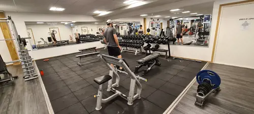 Välkommen till Nordic Wellness Strömstad Oslovägen!Här kan du ta del av toppmoderna maskiner, fria vikter, gruppträning, virtuell träning och riktigt mycket tränings-glädje.Kom gärna in och ta en kaffe, kika på den fantastiska anläggningen och prata med oss direkt i receptionen.Vi erbjuder självklart prov-vecka för dig som vill testa vår härliga klubb och utbud.Vi har gratis parkering hos oss också.GRATIS KONSULTATION!Vill du få hjälp att nå dina mål?Med en personlig tränare kommer du snabbt igång med ett individanpassat träningsschema som ger resultat.I det första mötet går vi igenom vad du önskar uppnå samt sätter realistiska mål efter dina förutsättningar.Fyll i kontaktformuläret nedan så kontaktar vi dig för 30 minuters kostnadsfri konsultation.Vissa personliga tränare erbjuder nu också tjänsten PT online.Vid förhinder behöver du avboka mötet 24h innan utsatt tid, annars debiteras du 200 kr.Kolla ditt gym på alla bolagFitnessprofilen Julia på Nordic Wellness: Är ditt mål att ha en något tajtare form till beachen?BEHÖVER DU PT? Känner du att du inte har disciplinen att komma i gång med träningen hemma? Hör av dig direkt till Julia och boka professionell hjälp!Nordic Wellness Din Bästa-GymPartnerHär är de 15st mest sökta gymmen på GymKarta i Juli 2023Nordic Wellness Lindholmen på Lindholmsallén 20 i GöteborgSATS Gamlestaden på Gamlestadstorget 7 i GöteborgSTC Sävedalen - Göteborgsvägen 104 - GymKarta.seSTC munkebäck på Munkebäcks Allé 26 i GöteborgNordic Wellness Göteborg Kviberg Arena - GymKarta.seNordic Wellness Kungälv Kongahälla - GymKarta.seActic Lerum - Vattenpalatset på Häradsvägen 3 i Lerum&nbsp;Maximus Gym Brunnsbo på Folkvisegatan 15 i GöteborgSATS Hovås på Björklundabacken 2 i Hovås - GymKarta.seNordic Wellness Backaplan på Gustaf Dalénsgatan 13Fitness24Seven på Lergöksgatan 6 i Västra FrölundaSATS Askim (Sisjön stora) på Ekonomivägen 6 i AskimSTC på Ekenleden 10 i Kållered - GymKarta.seNordic Wellness Marklandsgatan - GymKarta.seNordic Wellness på Vasagatan 7 i Göteborg