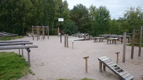X-FORCE – UNIK TRÄNINGSMETODDen nya världsunika och patenterade svenska uppfinningen X-Force är en träningsmaskin som ökar den negativa belastningen med 40 %.Detta gör att du som användare kan träna betydligt kortare tid och få större effekt med garanterat bättre resultat, endast 6 – 12 repetitioner per maskin var 7 – 14 dagar.Varför negativ träning?Negativ träning har många fördelar.Musklerna kan arbeta med betydligt högre belastning excentriskt än koncentrisk och en tyngre last innebär också effektivare träning med snabbare resultat.För att förbättra muskelstyrkan överbelastar du muskeln och om den excentriska lasten är större tröttar du ut muskeln snabbare.Excentrisk träning kräver mindre syre än koncentrisk vilket påfrestar hjärtat mindre men ökar blodtrycket.Här är de 15st mest sökta gymmen på GymKarta i Juli 2023Nordic Wellness Lindholmen på Lindholmsallén 20 i GöteborgSATS Gamlestaden på Gamlestadstorget 7 i GöteborgSTC Sävedalen - Göteborgsvägen 104 - GymKarta.seSTC munkebäck på Munkebäcks Allé 26 i GöteborgNordic Wellness Göteborg Kviberg Arena - GymKarta.seNordic Wellness Kungälv Kongahälla - GymKarta.seActic Lerum - Vattenpalatset på Häradsvägen 3 i Lerum&nbsp;Maximus Gym Brunnsbo på Folkvisegatan 15 i GöteborgSATS Hovås på Björklundabacken 2 i Hovås - GymKarta.seNordic Wellness Backaplan på Gustaf Dalénsgatan 13Fitness24Seven på Lergöksgatan 6 i Västra FrölundaSATS Askim (Sisjön stora) på Ekonomivägen 6 i AskimSTC på Ekenleden 10 i Kållered - GymKarta.seNordic Wellness Marklandsgatan - GymKarta.seNordic Wellness på Vasagatan 7 i Göteborg