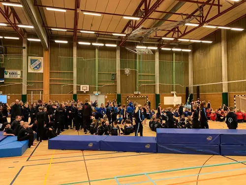 Därför ska du träna hos Actic Gym Stockholm - Torvalla SportcenterSom en av Sveriges ledande gymkedjor har vi jobbat med träning i över 40 årVi har ett brett erbjudande av inspirerande träning på 110 gym och 50 bad från Luleå i norr till Malmö i söder.Hos oss träffar du vänlig och kunnig personal och gymmar i fräscha lokaler. Du kan träna gruppträning både inomhus och utomhus och självklart är du också välkommen att simma och bada hos oss!110 GYM ÖVER HELA SVERIGE50 BAD I DIREKT ANSLUTNING TILL VÅRA GYMINSPIRERANDE OCH EFFEKTIV GRUPPTRÄNINGONLINEPASS I ACTIC APPENVECKORS DIGITAL TRÄNINGSSTART MED COACHGENERÖSA ÖPPETTIDERSKRÄDDARSY DITT MEDLEMSKAPHitta ditt Actic gym nära digMed över 115 gym runt om i Sverige finns det många möjligheter till träning, ange namnet på det gym eller den stad som du vill träna på nedan så hittar du den information du behöver.Träna i gymmet, testa på gruppträningspass, simma i badet eller kontakta oss så kan vi hjälpa dig att hitta den träning som passar dig!GruppträningDet är roligare att träna tillsammans!För dig som gillar att träna i grupp med en peppande instruktör till inspirerande musik rekommenderar vi gruppträning.Mer än hälften av våra anläggningar erbjuder gruppträning!Boka passDu hittar aktuella scheman för alla gruppträningspass på Mina Sidor eller på ditt gym.Du bokar enkelt dina gruppträningspass i vår Actic app eller på Mina Sidor.Bokningsreglerna hittar du här.Träna på gym och få upp din styrka!Varför ska du träna styrketräning? Nedan får du några exempel på vilka fördelar du får genom att träna styrka på gym med oss:&nbsp;En starkare kropp avlastar kroppens leder.Skelettets hållfasthet förbättras och bentätheten ökar, något som motverkar risken att drabbas av benskörhet.Ämnesomsättningen ökar, vilket är bra om du vill gå ner eller hålla din vikt.Muskulära obalanser tränas bort och ger en bättre hållning.Du kommer att få en bättre hållning vid stärkande av core.Du kommer lättare kunna lyfta dina barn eller barnbarn, bära hem kassarna från mataffären&nbsp; och förhoppningsvis även känna dig starkare!Träna styrka med säker och effektiv träningHos oss på Actic hittar du alltid instruktörer ute i lokalen som ger råd och tips kring hur du kan träna styrketräning på gym.Vi visar hur övningar kan genomföras för att undvika skador och berättar hur du kan undvika vanliga fel i din träning – allt för att du ska få ut maximalt av din träning, nå dina mål och bygga muskler.Lycka till med din styrketräning!30 minuter räcker!På Actic tränar vi enligt träningsmetoden HIT (högintensitetsträning), vilket innebär att du på endast 30 minuter ger din kropp tillräcklig träning för att utvecklas.Genom att träna på gym och köra ett set med 8-12 repetitioner i varje maskin med mycket kort vila mellan maskinerna hinner du träna hela kroppen på endast 30 minuter.Vår rekommendation är 2-3 träningspass på gymmet i veckan.Då hinner du både stimulera muskeltillväxten och få tid till återhämtning mellan passen.Här är de 15st mest sökta gymmen på GymKarta i Juli 2023Nordic Wellness Lindholmen på Lindholmsallén 20 i GöteborgSATS Gamlestaden på Gamlestadstorget 7 i GöteborgSTC Sävedalen - Göteborgsvägen 104 - GymKarta.seSTC munkebäck på Munkebäcks Allé 26 i GöteborgNordic Wellness Göteborg Kviberg Arena - GymKarta.seNordic Wellness Kungälv Kongahälla - GymKarta.seActic Lerum - Vattenpalatset på Häradsvägen 3 i Lerum&nbsp;Maximus Gym Brunnsbo på Folkvisegatan 15 i GöteborgSATS Hovås på Björklundabacken 2 i Hovås - GymKarta.seNordic Wellness Backaplan på Gustaf Dalénsgatan 13Fitness24Seven på Lergöksgatan 6 i Västra FrölundaSATS Askim (Sisjön stora) på Ekonomivägen 6 i AskimSTC på Ekenleden 10 i Kållered - GymKarta.seNordic Wellness Marklandsgatan - GymKarta.seNordic Wellness på Vasagatan 7 i Göteborg