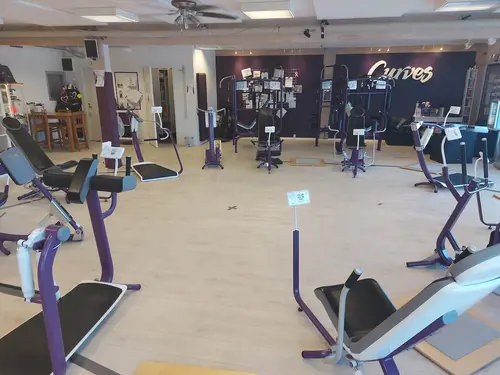 Curves Haninge är mycket mer än ett traditionellt gym, visst jobbigt och svettigt som träning ska vara men här har vi roligt också.Vad roligt att du har hittat hit!&nbsp; Vill du förbättra din livsstil?Din kropp och din hälsa är det viktigaste du har!30min effektiv cirkelträning och coaching. Vi på Curves Haninge finns här för att peppa och vägleda dig på bästa sätt för att du ska uppnå just dina mål, som vi tillsammans sätter upp med dig. Vi har en härlig stämning med kvinnor i alla åldrar. Vårt träningskoncept passar alla oavsett tidigare erfarenheter. Att få möjligheten och vara delaktig och påverka och lyfta kvinnors vardagsliv genom vårt träningskoncept på Curves tycker vi är helt fantastiskt.Du hittar oss på G.Nynäsvägen 3G. (nära mio möbler) Fri parkering!Varmt välkommen in för en GRATIS visning och fitnessprofil så berättar vi mer om vår effektiva och roliga träning.Vi har en härlig stämning hos oss med kvinnor i alla åldrar.Fitnessklubben för kvinnor | CurvesCurves Haninge, fitnessklubben för kvinnor, ligger nära dig. Curves är ett gym bara för kvinnor.Vår specialutformande utrustning med hydrauliskt motstånd kombinerar fördelarna med konditionsträning och styrketräning, vilket ger effektiv träning och samtidigt skyddar ben och leder.Du får enkel och effektiv träning på bara 30 minuter, med stöd av en tränare och utan begränsningar i träningstider.&nbsp;Vi välkomnar dig till Curves Haninge och berättar gärna mer om vår 30-minuters träning för hela kroppen, så att du kan bli starkare, gå ner i vikt och bränna kalorier i en trevlig miljö.&nbsp;Nu när vi börjar komma på fötter igen efter pandemin investerar folk i sin hälsa, och gåvor med fitness-tema blir också populärare än någonsin.Enligt Sarah Mitroff på CNET är detta de bästa hälsoprodukterna och fitnessgåvorna år 2023.De bästa hälsopresenterna 2023FitnessklasspassFitnessklockaSpännande vattenflaskorMotståndsbandBärbar mixerFördelar med att ge hälsan som gåvaGenom att investera i din hälsa får du en gåva som fortsätter att ge dig varje dag när du vaknar upp och känner dig fräschare, känner dig bättre i dina kläder och är på bättre humör.Marie Haaland från New York Post citerar olika forskningsstudier som bekräftar att människor som avsätter tid för motion är lyckligare än de som inte gör det. Bara en övning i veckan har visat sig ha en positiv inverkan på ens inställning och öka motivationen.De tre pelarna&nbsp;Curves helhetslösning är inriktad på att investera i hälsans gåva genom att fokusera på de tre pelarna i den allmänna hälsan.Fysisk hälsa med Curves 30-minuterskretsen som är särskilt utformad för att träna varje muskelgrupp.&nbsp;Psykisk hälsa genom att öka självförtroendet med varje besök.&nbsp;Andlig hälsa genom att tillhandahålla en trygg och stödjande miljö.Curves erbjuder verktyg och stöd för att uppnå och upprätthålla en hälsosam och balanserad livsstil. Curves förstår att det är svårt att träna under julhelgen när familjen kommer på besök, huset förbereds och festligheterna hålls.Om du tar dig tid att investera i din hälsa ger du dig själv en speciell julklapp. På så sätt kan du njuta av julhelgen och må bra i kropp och själ.Stärk din självkänsla och ditt självförtroende inför julen – CurvesGe dig själv en hälsopresent den här säsongen och låt Curves hjälpa dig att investera i ditt välbefinnandeEnskilda Gym i Sverige syns väldigt lite på Google - Därför skapades Gymguiden med GymKarta.seMartin MaXimus Börjesson, grundare och ägare av GymPartner Träningsutrustning i Mölndal AB, har utvecklat Gymguide.nu och GymKarta.se tillsammans med Adrian Eriksson på Nite Cloud.Adrian har skapat och kodat GymKarta.se&nbsp; till 100% och alla Gym med Premium - abonnemang blir SEO-Optimerade av Martin Maximus SEO - (Sökmotoroptimerade).Premium - I abonnemanget ingår Optimerad Presentation och Beskrivning av “Gymmet” på GymKarta.se och GymGuide.nu.10st Optimerade bilder med GEO-taggning med sökords fraser etc. .10st Superstarka länkar till “Gymmet” med en Optimerad Presentation och Beskrivning.4 st “Kampanjartiklar” kan skapas för “Gymmet”. Martin Maximus Börjesson har många beprövade marknadsföringsstrategier och affärsupplägg.Martin Maximus har tagit lärdom av visdomsorden “Att syns du inte-Så finns du inte” – vilket genomsyrar hela verksamheten. Martin Maximus har varit företagare inom gymbranschen sedan 1979, då han startade sitt första gym. Genom åren har det blivit 47 stycken anläggningar.GymPartner Träningsutrustning i Mölndal AB, Nämndemansgatan 17, 431 33 Mölndal+4676-393 30 57 maximus@gympartner.nu.Även om GymPartner säljer främst Gymutrustning eller kompletta Gym så är du välkommen att prova i vår utställning på Nämndemansgatan 17 i Mölndal. 076-393 30 57, maximus@gympartner.nu.&nbsp;Andra artiklar av Martin Maximus:Kan du gissa vilken gymkedja som är mest sökt på alla bolag?- Publicerad: 2023-02-26Alla Bolag - Nyckeltal och Befattningar - Publicerad: 2022-10-17Sveriges Bolag På Allabolag.se - Publicerad: 2020-10-02GymPartner Sweden På Allabolag.se - Publicerad: 2020-10-11Köp komplett Gym-AllaBolagspresentation kostnadsfritt - Publicerad: 2020-05-18Martin Maximus Börjesson har sålt fler än 700+ kompletta begagnade gym på 43 år.Många av dessa finns på vår karta över GymPartners utvalda partners