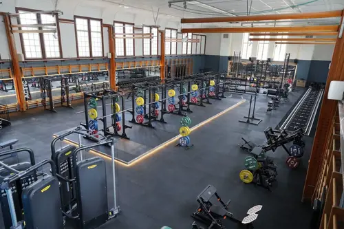 Därför ska du träna hos Actic Södertälje VasaSom en av Sveriges ledande gymkedjor har vi jobbat med träning i över 40 årVi har ett brett erbjudande av inspirerande träning på 110 gym och 50 bad från Luleå i norr till Malmö i söder.Hos oss träffar du vänlig och kunnig personal och gymmar i fräscha lokaler. Du kan träna gruppträning både inomhus och utomhus och självklart är du också välkommen att simma och bada hos oss!110 GYM ÖVER HELA SVERIGE50 BAD I DIREKT ANSLUTNING TILL VÅRA GYMINSPIRERANDE OCH EFFEKTIV GRUPPTRÄNINGONLINEPASS I ACTIC APPENVECKORS DIGITAL TRÄNINGSSTART MED COACHGENERÖSA ÖPPETTIDERSKRÄDDARSY DITT MEDLEMSKAPHitta ditt Actic gym nära digMed över 115 gym runt om i Sverige finns det många möjligheter till träning, ange namnet på det gym eller den stad som du vill träna på nedan så hittar du den information du behöver.Träna i gymmet, testa på gruppträningspass, simma i badet eller kontakta oss så kan vi hjälpa dig att hitta den träning som passar dig!GruppträningDet är roligare att träna tillsammans!För dig som gillar att träna i grupp med en peppande instruktör till inspirerande musik rekommenderar vi gruppträning.Mer än hälften av våra anläggningar erbjuder gruppträning!Boka passDu hittar aktuella scheman för alla gruppträningspass på Mina Sidor eller på ditt gym.Du bokar enkelt dina gruppträningspass i vår Actic app eller på Mina Sidor.Bokningsreglerna hittar du här.Träna på gym och få upp din styrka!Varför ska du träna styrketräning? Nedan får du några exempel på vilka fördelar du får genom att träna styrka på gym med oss:&nbsp;En starkare kropp avlastar kroppens leder.Skelettets hållfasthet förbättras och bentätheten ökar, något som motverkar risken att drabbas av benskörhet.Ämnesomsättningen ökar, vilket är bra om du vill gå ner eller hålla din vikt.Muskulära obalanser tränas bort och ger en bättre hållning.Du kommer att få en bättre hållning vid stärkande av core.Du kommer lättare kunna lyfta dina barn eller barnbarn, bära hem kassarna från mataffären&nbsp; och förhoppningsvis även känna dig starkare!Träna styrka med säker och effektiv träningHos oss på Actic hittar du alltid instruktörer ute i lokalen som ger råd och tips kring hur du kan träna styrketräning på gym.Vi visar hur övningar kan genomföras för att undvika skador och berättar hur du kan undvika vanliga fel i din träning – allt för att du ska få ut maximalt av din träning, nå dina mål och bygga muskler.Lycka till med din styrketräning!30 minuter räcker!På Actic tränar vi enligt träningsmetoden HIT (högintensitetsträning), vilket innebär att du på endast 30 minuter ger din kropp tillräcklig träning för att utvecklas.Genom att träna på gym och köra ett set med 8-12 repetitioner i varje maskin med mycket kort vila mellan maskinerna hinner du träna hela kroppen på endast 30 minuter.Vår rekommendation är 2-3 träningspass på gymmet i veckan.Då hinner du både stimulera muskeltillväxten och få tid till återhämtning mellan passen.