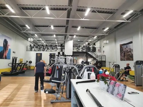 Därför ska du träna hos Actic Södertälje VasaSom en av Sveriges ledande gymkedjor har vi jobbat med träning i över 40 årVi har ett brett erbjudande av inspirerande träning på 110 gym och 50 bad från Luleå i norr till Malmö i söder.Hos oss träffar du vänlig och kunnig personal och gymmar i fräscha lokaler. Du kan träna gruppträning både inomhus och utomhus och självklart är du också välkommen att simma och bada hos oss!110 GYM ÖVER HELA SVERIGE50 BAD I DIREKT ANSLUTNING TILL VÅRA GYMINSPIRERANDE OCH EFFEKTIV GRUPPTRÄNINGONLINEPASS I ACTIC APPENVECKORS DIGITAL TRÄNINGSSTART MED COACHGENERÖSA ÖPPETTIDERSKRÄDDARSY DITT MEDLEMSKAPHitta ditt Actic gym nära digMed över 115 gym runt om i Sverige finns det många möjligheter till träning, ange namnet på det gym eller den stad som du vill träna på nedan så hittar du den information du behöver.Träna i gymmet, testa på gruppträningspass, simma i badet eller kontakta oss så kan vi hjälpa dig att hitta den träning som passar dig!GruppträningDet är roligare att träna tillsammans!För dig som gillar att träna i grupp med en peppande instruktör till inspirerande musik rekommenderar vi gruppträning.Mer än hälften av våra anläggningar erbjuder gruppträning!Boka passDu hittar aktuella scheman för alla gruppträningspass på Mina Sidor eller på ditt gym.Du bokar enkelt dina gruppträningspass i vår Actic app eller på Mina Sidor.Bokningsreglerna hittar du här.Träna på gym och få upp din styrka!Varför ska du träna styrketräning? Nedan får du några exempel på vilka fördelar du får genom att träna styrka på gym med oss:&nbsp;En starkare kropp avlastar kroppens leder.Skelettets hållfasthet förbättras och bentätheten ökar, något som motverkar risken att drabbas av benskörhet.Ämnesomsättningen ökar, vilket är bra om du vill gå ner eller hålla din vikt.Muskulära obalanser tränas bort och ger en bättre hållning.Du kommer att få en bättre hållning vid stärkande av core.Du kommer lättare kunna lyfta dina barn eller barnbarn, bära hem kassarna från mataffären&nbsp; och förhoppningsvis även känna dig starkare!Träna styrka med säker och effektiv träningHos oss på Actic hittar du alltid instruktörer ute i lokalen som ger råd och tips kring hur du kan träna styrketräning på gym.Vi visar hur övningar kan genomföras för att undvika skador och berättar hur du kan undvika vanliga fel i din träning – allt för att du ska få ut maximalt av din träning, nå dina mål och bygga muskler.Lycka till med din styrketräning!30 minuter räcker!På Actic tränar vi enligt träningsmetoden HIT (högintensitetsträning), vilket innebär att du på endast 30 minuter ger din kropp tillräcklig träning för att utvecklas.Genom att träna på gym och köra ett set med 8-12 repetitioner i varje maskin med mycket kort vila mellan maskinerna hinner du träna hela kroppen på endast 30 minuter.Vår rekommendation är 2-3 träningspass på gymmet i veckan.Då hinner du både stimulera muskeltillväxten och få tid till återhämtning mellan passen.