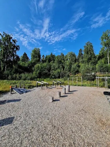 X-FORCE – UNIK TRÄNINGSMETODDen nya världsunika och patenterade svenska uppfinningen X-Force är en träningsmaskin som ökar den negativa belastningen med 40 %.Detta gör att du som användare kan träna betydligt kortare tid och få större effekt med garanterat bättre resultat, endast 6 – 12 repetitioner per maskin var 7 – 14 dagar.Varför negativ träning?Negativ träning har många fördelar.Musklerna kan arbeta med betydligt högre belastning excentriskt än koncentrisk och en tyngre last innebär också effektivare träning med snabbare resultat.För att förbättra muskelstyrkan överbelastar du muskeln och om den excentriska lasten är större tröttar du ut muskeln snabbare.Excentrisk träning kräver mindre syre än koncentrisk vilket påfrestar hjärtat mindre men ökar blodtrycket.Här är de 15st mest sökta gymmen på GymKarta i Juli 2023Nordic Wellness Lindholmen på Lindholmsallén 20 i GöteborgSATS Gamlestaden på Gamlestadstorget 7 i GöteborgSTC Sävedalen - Göteborgsvägen 104 - GymKarta.seSTC munkebäck på Munkebäcks Allé 26 i GöteborgNordic Wellness Göteborg Kviberg Arena - GymKarta.seNordic Wellness Kungälv Kongahälla - GymKarta.seActic Lerum - Vattenpalatset på Häradsvägen 3 i Lerum&nbsp;Maximus Gym Brunnsbo på Folkvisegatan 15 i GöteborgSATS Hovås på Björklundabacken 2 i Hovås - GymKarta.seNordic Wellness Backaplan på Gustaf Dalénsgatan 13Fitness24Seven på Lergöksgatan 6 i Västra FrölundaSATS Askim (Sisjön stora) på Ekonomivägen 6 i AskimSTC på Ekenleden 10 i Kållered - GymKarta.seNordic Wellness Marklandsgatan - GymKarta.seNordic Wellness på Vasagatan 7 i Göteborg