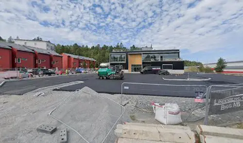 X-FORCE – UNIK TRÄNINGSMETODDen nya världsunika och patenterade svenska uppfinningen X-Force är en träningsmaskin som ökar den negativa belastningen med 40 %.Detta gör att du som användare kan träna betydligt kortare tid och få större effekt med garanterat bättre resultat, endast 6 – 12 repetitioner per maskin var 7 – 14 dagar.Varför negativ träning?Negativ träning har många fördelar.Musklerna kan arbeta med betydligt högre belastning excentriskt än koncentrisk och en tyngre last innebär också effektivare träning med snabbare resultat.För att förbättra muskelstyrkan överbelastar du muskeln och om den excentriska lasten är större tröttar du ut muskeln snabbare.Excentrisk träning kräver mindre syre än koncentrisk vilket påfrestar hjärtat mindre men ökar blodtrycket.Här är de 15st mest sökta gymmen på GymKarta i Juli 2023Nordic Wellness Lindholmen på Lindholmsallén 20 i GöteborgSATS Gamlestaden på Gamlestadstorget 7 i GöteborgSTC Sävedalen - Göteborgsvägen 104 - GymKarta.seSTC munkebäck på Munkebäcks Allé 26 i GöteborgNordic Wellness Göteborg Kviberg Arena - GymKarta.seNordic Wellness Kungälv Kongahälla - GymKarta.seActic Lerum - Vattenpalatset på Häradsvägen 3 i Lerum&nbsp;Maximus Gym Brunnsbo på Folkvisegatan 15 i GöteborgSATS Hovås på Björklundabacken 2 i Hovås - GymKarta.seNordic Wellness Backaplan på Gustaf Dalénsgatan 13Fitness24Seven på Lergöksgatan 6 i Västra FrölundaSATS Askim (Sisjön stora) på Ekonomivägen 6 i AskimSTC på Ekenleden 10 i Kållered - GymKarta.seNordic Wellness Marklandsgatan - GymKarta.seNordic Wellness på Vasagatan 7 i Göteborg