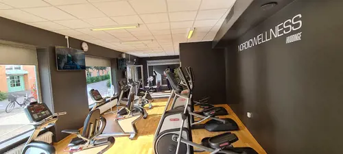 Välkommen till Nordic Wellness!Här kan du ta del av toppmoderna maskiner, fria vikter, gruppträning, virtuell träning och riktigt mycket tränings-glädje.Kom gärna in och ta en kaffe, kika på den fantastiska anläggningen och prata med oss direkt i receptionen.Vi erbjuder självklart prov-vecka för dig som vill testa vår härliga klubb och utbud.Vi har gratis parkering hos oss också.GRATIS KONSULTATION!Vill du få hjälp att nå dina mål?Med en personlig tränare kommer du snabbt igång med ett individanpassat träningsschema som ger resultat.I det första mötet går vi igenom vad du önskar uppnå samt sätter realistiska mål efter dina förutsättningar.Fyll i kontaktformuläret nedan så kontaktar vi dig för 30 minuters kostnadsfri konsultation.Vissa personliga tränare erbjuder nu också tjänsten PT online.Vid förhinder behöver du avboka mötet 24h innan utsatt tid, annars debiteras du 200 kr.Kolla ditt gym på alla bolagFitnessprofilen Julia på Nordic Wellness: Är ditt mål att ha en något tajtare form till beachen?BEHÖVER DU PT? Känner du att du inte har disciplinen att komma i gång med träningen hemma? Hör av dig direkt till Julia och boka professionell hjälp!Nordic Wellness Din Bästa-GymPartnerHär är de 15st mest sökta gymmen på GymKarta i Juli 2023Nordic Wellness Lindholmen på Lindholmsallén 20 i GöteborgSATS Gamlestaden på Gamlestadstorget 7 i GöteborgSTC Sävedalen - Göteborgsvägen 104 - GymKarta.seSTC munkebäck på Munkebäcks Allé 26 i GöteborgNordic Wellness Göteborg Kviberg Arena - GymKarta.seNordic Wellness Kungälv Kongahälla - GymKarta.seActic Lerum - Vattenpalatset på Häradsvägen 3 i Lerum&nbsp;Maximus Gym Brunnsbo på Folkvisegatan 15 i GöteborgSATS Hovås på Björklundabacken 2 i Hovås - GymKarta.seNordic Wellness Backaplan på Gustaf Dalénsgatan 13Fitness24Seven på Lergöksgatan 6 i Västra FrölundaSATS Askim (Sisjön stora) på Ekonomivägen 6 i AskimSTC på Ekenleden 10 i Kållered - GymKarta.seNordic Wellness Marklandsgatan - GymKarta.seNordic Wellness på Vasagatan 7 i GöteborgNo Carb Protein-Pannkakor - Muskelshoppen