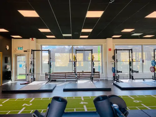 Välkommen till Nordic Wellness Huddinge!Här kan du ta del av toppmoderna maskiner, fria vikter, gruppträning, virtuell träning och riktigt mycket tränings-glädje.Kom gärna in och ta en kaffe, kika på den fantastiska anläggningen och prata med oss direkt i receptionen.Vi erbjuder självklart prov-vecka för dig som vill testa vår härliga klubb och utbud.Vi har gratis parkering hos oss också.GRATIS KONSULTATION!Vill du få hjälp att nå dina mål?Med en personlig tränare kommer du snabbt igång med ett individanpassat träningsschema som ger resultat.I det första mötet går vi igenom vad du önskar uppnå samt sätter realistiska mål efter dina förutsättningar.Fyll i kontaktformuläret nedan så kontaktar vi dig för 30 minuters kostnadsfri konsultation.Vissa personliga tränare erbjuder nu också tjänsten PT online.Vid förhinder behöver du avboka mötet 24h innan utsatt tid, annars debiteras du 200 kr.Kolla ditt gym på alla bolagFitnessprofilen Julia på Nordic Wellness: Är ditt mål att ha en något tajtare form till beachen?BEHÖVER DU PT? Känner du att du inte har disciplinen att komma i gång med träningen hemma? Hör av dig direkt till Julia och boka professionell hjälp!Nordic Wellness Din Bästa-GymPartnerHär är de 15st mest sökta gymmen på GymKarta i Juli 2023Nordic Wellness Lindholmen på Lindholmsallén 20 i GöteborgSATS Gamlestaden på Gamlestadstorget 7 i GöteborgSTC Sävedalen - Göteborgsvägen 104 - GymKarta.seSTC munkebäck på Munkebäcks Allé 26 i GöteborgNordic Wellness Göteborg Kviberg Arena - GymKarta.seNordic Wellness Kungälv Kongahälla - GymKarta.seActic Lerum - Vattenpalatset på Häradsvägen 3 i Lerum&nbsp;Maximus Gym Brunnsbo på Folkvisegatan 15 i GöteborgSATS Hovås på Björklundabacken 2 i Hovås - GymKarta.seNordic Wellness Backaplan på Gustaf Dalénsgatan 13Fitness24Seven på Lergöksgatan 6 i Västra FrölundaSATS Askim (Sisjön stora) på Ekonomivägen 6 i AskimSTC på Ekenleden 10 i Kållered - GymKarta.seNordic Wellness Marklandsgatan - GymKarta.seNordic Wellness på Vasagatan 7 i GöteborgNo Carb Protein-Pannkakor - Muskelshoppen