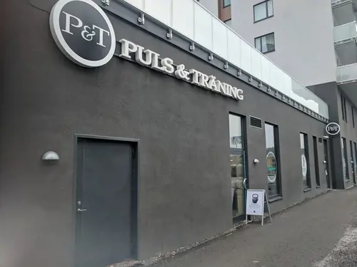 Därför blir träningen av hos Puls &amp; Träning - STCDet ligger någonting i den gamla sanningen om att den bästa träningen är den som blir av, eller hur?Vi har tagit det hela ett steg längre. Här är lite av vad du kan förvänta dig hos oss:Rent och fräschtVi städar både ofta och gärna. Varför? För att du ska trivas hos oss såklart. Målet är att du ska vilja komma tillbaka vecka efter vecka, år efter år.Generösa öppettiderVi har öppet 05-23 så att du kan träna när det passar dig. Varför inte ett pass på väg hem från jobbet eller när barnen har somnat?Inga köer till maskinernaAtt köa till maskinerna när du har tagit dig dyrbar tid för att träna är en riktig motivationsdödare. Därför har vi maxtak för antalet medlemmar hos oss.Vi finns där du ärSannolikheten att du ska träna regelbundet ökar om du har nära till gymmet. Därför har vi satsat på riktigt bra lägen för våra gym. Det ska vara enkelt att slinka in till oss.När motivationen tryter eller när den är på topp: ta hjälp av en personlig tränareVi erbjuder olika PT-paket beroende på vad målet med din träning är och vad din kropp behöver.Våra personliga tränare hjälper dig gärna med träning digitalt eller utomhus.&nbsp;Träning Puls &amp; Träning - STCGruppträningPersonlig tränareFöretagsfriskvårdTräning och inspirationFysisk aktivitet på recept (FaR®)TräningsguideNyheter Ifrån GymKartaHafstens Resort Och CampingMatinspiratör Markiz TaintonInger Zetterqvist: EM 1:ASasa The Mutant VujicJust Gym Sebastian HedmanJakob Wallin LAWABIdrottsrehab Ullevi