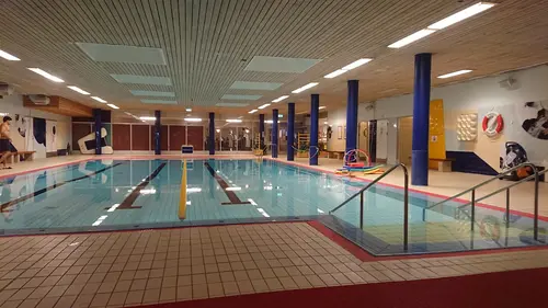 Därför ska du träna hos Actic Örebro - BrickebackenSom en av Sveriges ledande gymkedjor har vi jobbat med träning i över 40 årVi har ett brett erbjudande av inspirerande träning på 110 gym och 50 bad från Luleå i norr till Malmö i söder.Hos oss träffar du vänlig och kunnig personal och gymmar i fräscha lokaler. Du kan träna gruppträning både inomhus och utomhus och självklart är du också välkommen att simma och bada hos oss!110 GYM ÖVER HELA SVERIGE50 BAD I DIREKT ANSLUTNING TILL VÅRA GYMINSPIRERANDE OCH EFFEKTIV GRUPPTRÄNINGONLINEPASS I ACTIC APPENVECKORS DIGITAL TRÄNINGSSTART MED COACHGENERÖSA ÖPPETTIDERSKRÄDDARSY DITT MEDLEMSKAPHitta ditt Actic gym nära digMed över 115 gym runt om i Sverige finns det många möjligheter till träning, ange namnet på det gym eller den stad som du vill träna på nedan så hittar du den information du behöver.Träna i gymmet, testa på gruppträningspass, simma i badet eller kontakta oss så kan vi hjälpa dig att hitta den träning som passar dig!GruppträningDet är roligare att träna tillsammans!För dig som gillar att träna i grupp med en peppande instruktör till inspirerande musik rekommenderar vi gruppträning.Mer än hälften av våra anläggningar erbjuder gruppträning!Boka passDu hittar aktuella scheman för alla gruppträningspass på Mina Sidor eller på ditt gym.Du bokar enkelt dina gruppträningspass i vår Actic app eller på Mina Sidor.Bokningsreglerna hittar du här.Träna på gym och få upp din styrka!Varför ska du träna styrketräning? Nedan får du några exempel på vilka fördelar du får genom att träna styrka på gym med oss:&nbsp;En starkare kropp avlastar kroppens leder.Skelettets hållfasthet förbättras och bentätheten ökar, något som motverkar risken att drabbas av benskörhet.Ämnesomsättningen ökar, vilket är bra om du vill gå ner eller hålla din vikt.Muskulära obalanser tränas bort och ger en bättre hållning.Du kommer att få en bättre hållning vid stärkande av core.Du kommer lättare kunna lyfta dina barn eller barnbarn, bära hem kassarna från mataffären&nbsp; och förhoppningsvis även känna dig starkare!Träna styrka med säker och effektiv träningHos oss på Actic hittar du alltid instruktörer ute i lokalen som ger råd och tips kring hur du kan träna styrketräning på gym.Vi visar hur övningar kan genomföras för att undvika skador och berättar hur du kan undvika vanliga fel i din träning – allt för att du ska få ut maximalt av din träning, nå dina mål och bygga muskler.Lycka till med din styrketräning!30 minuter räcker!På Actic tränar vi enligt träningsmetoden HIT (högintensitetsträning), vilket innebär att du på endast 30 minuter ger din kropp tillräcklig träning för att utvecklas.Genom att träna på gym och köra ett set med 8-12 repetitioner i varje maskin med mycket kort vila mellan maskinerna hinner du träna hela kroppen på endast 30 minuter.Vår rekommendation är 2-3 träningspass på gymmet i veckan.Då hinner du både stimulera muskeltillväxten och få tid till återhämtning mellan passen.