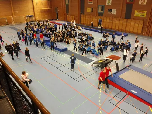 Slottshallen ligger vid Tyresö skola.Adress: Tjärnstigen 1, TyresöBusshållplats: Tyresö skola (819, 875, 815C)Parkering: Finns i nära anslutning till hallen.Tillgänglighet: Manuell dörröppning till entrén. Läktare på övre och nedre planet. Hiss mellan planen. Handikapptoalett finns.Service: Föreningsdrivet café i hallen. Restaurang samt matbutik vid strandtorget ca 1 km från hallen.
