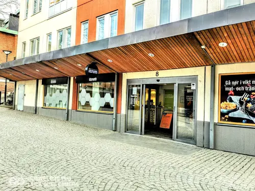 Itrim - hjälper dig gå ner i viktMitt i Farsta Centrum, nära bussar, tunnelbana och goda parkeringsmöjligheter, hittar du Itrim Farsta. På centret jobbar ett härligt och sammansvetsat team som arbetat länge tillsammans. I träningsutbudet finns målgruppsinriktade träningsgrupper där det finns något för alla medlemmar såsom; mammagrupper, stresshantering och för dig som ska springa Toughest för att nämna exempel.Regelbunden träning har stor betydelse för hur vi mår fysiskt och psykiskt. Vår träningsfilosofi bygger därför på en grundregel, all vår träning ska vara rolig, enkel och effektiv. Rolig för att den ska bli av och göra det lättare för dig att hitta träningsglädjen. Enkel för att den ska passa såväl dig som är nybörjare som dig som tränat regelbundet hela livet. Och så till sist, effektiv för att du ska få bästa möjliga resultat på både kort och lång sikt.Det här erbjuder vi på Itrim FarstaGå ner i viktMånga faktorer styr vad vi väger, äter och tränar. Att hitta drivkraften till att gå ner i vikt är ett viktigt första steg.KostVi arbetar med individanpassade kostråd för viktminskning, viktökning och viktstabilitet. Det som är rätt för en person behöver inte vara rätt för en annan.ÅterhämtningFör bättre resultat och större välmående är det klokt att minska på stress och vara i mental balans.CirkelträningVåra nya och intelligenta träningsmaskiner gör cirkelträningen enklare, roligare och ännu mer effektiv.Personlig tränareBehöver du inspiration och tips som tar din träning till nästa nivå? Utveckla din träning tillsammans med en personliga tränare.PT Small GroupTräna med PT och max åtta deltagare så utvecklas du individuellt samtidigt som du får alla positiva effekter av att träna i grupp.Gruppträning utomhusUtomhusträning med olika inriktning och nivåer av erfarenhet, från nybörjare och till dig som vill komma vidare med din träning.Medlem­skapDina behov och mål med&nbsp;viktminsknings­resa och&nbsp;träning styr val av medlemskap.Nyheter Ifrån GymKartaHafstens Resort Och CampingMatinspiratör Markiz TaintonInger Zetterqvist: EM 1:ASasa The Mutant VujicJust Gym Sebastian HedmanJakob Wallin LAWABIdrottsrehab Ullevi