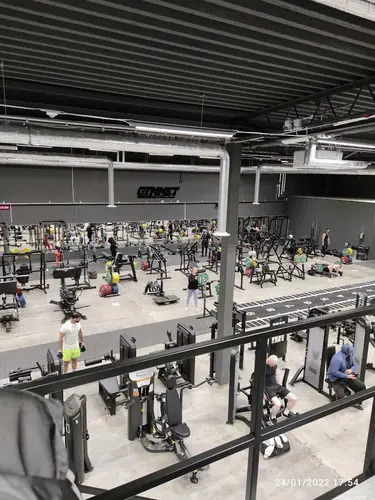 Gym &amp; Fitness Luleå AB - ÖrebroGYMMET KIRUNAFredrik Gunnelbrand och Anna Stålnacke kommer från Kiruna och det var där det första gymmet slog upp dörrarna 2002.Gymmet Kiruna har sedan dess bytt lokal två gånger och är idag nästan 6 gånger dess ursprungliga storlek.GYMMET GÄLLIVAREGymmet Gällivare är ett stort gym med en yta på 1 800 kvm.Vi har öppet alla dagar, dygnet runt, vilket gör det lätt för dig att hitta tid för träning oavsett hur din dag ser ut.Anläggningen har också gratis parkering och erbjuder duschar, bastu och omklädningsrum för bekvämlighet.Dessutom erbjuder gymmet padel som du enkelt bokar via Matchi.Gymmet har en imponerande gym-yta med ett brett utbud av styrketräningsmaskiner från världsledande märken.Maskinparken är handplockad från olika märken för att erbjuda så många alternativ som möjligt.Det finns också en utfallsgång, tre olika kabelstationer med tillhörande kyrssdrag och varierat utbud på draghantag, samt hantlar upp till 60 kg.Dessutom finns det Smithmaskiner och kettlebells.GYMMET BODENGymmet Boden är ett estetiskt tilltalande gym som sträcker sig över en yta på 1 200 kvm.Dessutom erbjuder vi under sommartider ett utegym på cirka 500 kvm.Vi har öppet alla dagar, dygnet runt, vilket gör det lätt för dig att hitta tid för träning oavsett hur din dag ser ut.Anläggningen har gratis parkering och erbjuder duschar, bastu och omklädningsrum för bekvämlighet.I vår maskinpark hittar du ett brett utbud av styrketräningsmaskiner från världsledande märken.Maskinparken är noga utvald för att ge så stort utbud som möjligt.Det finns även två utfallsgångar, 3 olika kabelstationer med tillhörande kryssdrag och ett varierat utbud av draghantag samt en hantelyta upp till 60kg.Vidare finns det Smithmaskiner, kettlebells och olika typer av friviktsutrustning som möjliggör styrkelyft, tyngdlyftning, crossfit och strongman.GYMMET LULEÅGymmet i Luleå är en anläggning på 1 100 kvm som är öppen dygnet runt alla dagar i veckan.Besökare kan dra nytta av gratis parkering och njuta av omklädningsrum med dusch och bastu för både dam och herr.Det finns också ett solarium tillgängligt för de som vill ha lite extra sol.Gymmet har en imponerande maskinpark med styrketräningsmaskiner från världsledande märken.För att möjliggöra ett brett utbud av träningsalternativ, har gymmet en utfallsgång och tre olika kabelstationer med tillhörande kyrssdrag och varierat utbud på draghantag.Dessutom finns det en smithmaskin och kettlebells.GYMMET STOCKHOLMGymmet Stockholm är en rymlig träningsanläggning på 1 300 kvm som erbjuder en mängd olika träningsalternativ för alla nivåer. Vi har öppet 04-24 alla dagar, året runt!Omklädningsrummen är utrustade med dusch och låsbara skåp för att förvara dina tillhörigheter under träningen.Herrarnas omklädningsrum har en bastu.På gym-ytan finner man ett brett utbud av styrketräningsmaskiner från välrenommerade märken.För att ge maximal variation har maskinparken handplockats från olika tillverkare.Här finns även utfallsgång, tre kabelstationer med tillhörande kyrssdrag och draghantag, samt en hantelyta som sträcker sig upp till 70 kg.Vidare finns Smithmaskiner och kettlebells att tillgå.GYMMET SUNDBYBERGGymmet Sundbyberg är en anläggning med en yta på 850 kvm. Gymmet är öppet 04-24, alla dagar året runt!.Här finns omklädningsrum med dusch och låsbara skåp samt bastu för både damer och herrar.Dessutom finns det en shop där medlemmarna kan köpa kläder och kosttillskott.En trevlig lounge-yta med mikrovågsugn och kylskåp erbjuder också möjligheten att köpa drycker och bars.Gym-ytan är utrustad med styrketräningsmaskiner från världsledande märken.Maskinparken är noggrant utvald från olika tillverkare för att erbjuda medlemmarna ett så brett utbud som möjligt.Här finns bland annat en utfallsgång, en däckvält och tre olika kabelstationer med tillhörande kryssdrag och ett varierat utbud av draghandtag.Du kan också använda smithmaskiner och kettlebells för att variera din träning.VÄSTERÅSGymmet Västerås är stort och rymligt, med en yta på hela 1 650 kvadratmeter.När det gäller träning, finns det en gym-yta med styrketräningsmaskiner från välkända märken som Hammer Strenght, Life Fitness, Arsenal Strenght, Atlantis, Hoist, Nautilus och Gymleco.Våra maskiner är handplockade från olika märken för att ge dig så många valmöjligheter som möjligt.&nbsp;Vi har även friviktsytor för den som vill utöva styrkelyft, tyngdlyftning och funktionell träning.För den som vill testa på strongman-träning har vi utrustning såsom logpress, farmers walk, släggor, lyftok och atlas-bollar.Vi har även en boxnings-sektion med vanliga långa säckar, runda säckar och päronboll.GYMMET UPPSALAGymmet Uppsala är en imponerande anläggning som sträcker sig över 1 500 kvm, som på somrarna erbjuder ett utegym på cirka 500 kvm.Gymmet är öppet 04-24, alla dagar året om!&nbsp;För att skapa en bekväm och komplett upplevelse har gymmet gratis parkering och omklädningsrum med dusch och låsbara skåp.Det finns också separata bastur för både damer och herrar.Gym-ytan rymmer ett brett utbud av träningsmöjligheter.Styrketräningsmaskinerna kommer från världsledande märken och är noggrant utvalda från olika tillverkare för att erbjuda ett mångsidigt utbud.Det finns också en frivikts-yta där medlemmarna kan utöva styrkelyft, tyngdlyftning, crossfit, strongman och mycket mer.Här finner man friviktsutrustning från världsledande Eleiko.Det inkluderar tävlingsgodkända lyftarställningar, power racks, tävlingsgodkända stänger för både styrkelyft och tyngdlyftning, teknikstänger och vikter.Dessutom finns det olika specialstänger som Hex bar och Safety squat bar.&nbsp;GYMMET ÖREBROVälkommen till Gymmet Örebro - en träningsanläggning som sträcker sig över hela 2 100 kvm och erbjuder en mängd olika träningsmöjligheter.Oavsett vad dina träningsmål är, så kan du hitta allt du behöver här.Vi erbjuder generösa öppettider - kl. 04-24, alla dagar året om!Omklädningsrummen är utrustade med dusch och låsbara skåp, och bastu finns tillgänglig för både damer och herrar.&nbsp;Du kan koppla av och ladda upp på lounge-området, där det finns en kyl och mikrovågsugn, samt möjlighet att köpa drycker och bars.Gratis parkering finns också precis utanför.Dessutom finns en padelbana tillgänglig som du kan boka via Matchi.Fram till september kan du som medlem boka gratis drop-in tider, en timme innan starttid!För att få tillgång till bokningen, registrera dig här!Här är de 15st mest sökta gymmen på GymKarta i Juli 2023Nordic Wellness Lindholmen på Lindholmsallén 20 i GöteborgSATS Gamlestaden på Gamlestadstorget 7 i GöteborgSTC Sävedalen - Göteborgsvägen 104 - GymKarta.seSTC munkebäck på Munkebäcks Allé 26 i GöteborgNordic Wellness Göteborg Kviberg Arena - GymKarta.seNordic Wellness Kungälv Kongahälla - GymKarta.seActic Lerum - Vattenpalatset på Häradsvägen 3 i Lerum&nbsp;Maximus Gym Brunnsbo på Folkvisegatan 15 i GöteborgSATS Hovås på Björklundabacken 2 i Hovås - GymKarta.seNordic Wellness Backaplan på Gustaf Dalénsgatan 13Fitness24Seven på Lergöksgatan 6 i Västra FrölundaSATS Askim (Sisjön stora) på Ekonomivägen 6 i AskimSTC på Ekenleden 10 i Kållered - GymKarta.seNordic Wellness Marklandsgatan - GymKarta.seNordic Wellness på Vasagatan 7 i Göteborg