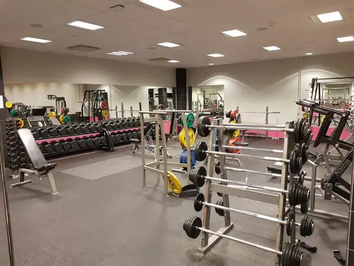 Därför ska du träna hos Actic ÄltaSom en av Sveriges ledande gymkedjor har vi jobbat med träning i över 40 årVi har ett brett erbjudande av inspirerande träning på 110 gym och 50 bad från Luleå i norr till Malmö i söder.Hos oss träffar du vänlig och kunnig personal och gymmar i fräscha lokaler. Du kan träna gruppträning både inomhus och utomhus och självklart är du också välkommen att simma och bada hos oss!110 GYM ÖVER HELA SVERIGE50 BAD I DIREKT ANSLUTNING TILL VÅRA GYMINSPIRERANDE OCH EFFEKTIV GRUPPTRÄNINGONLINEPASS I ACTIC APPENVECKORS DIGITAL TRÄNINGSSTART MED COACHGENERÖSA ÖPPETTIDERSKRÄDDARSY DITT MEDLEMSKAPHitta ditt Actic gym nära digMed över 115 gym runt om i Sverige finns det många möjligheter till träning, ange namnet på det gym eller den stad som du vill träna på nedan så hittar du den information du behöver.Träna i gymmet, testa på gruppträningspass, simma i badet eller kontakta oss så kan vi hjälpa dig att hitta den träning som passar dig!GruppträningDet är roligare att träna tillsammans!För dig som gillar att träna i grupp med en peppande instruktör till inspirerande musik rekommenderar vi gruppträning.Mer än hälften av våra anläggningar erbjuder gruppträning!Boka passDu hittar aktuella scheman för alla gruppträningspass på Mina Sidor eller på ditt gym.Du bokar enkelt dina gruppträningspass i vår Actic app eller på Mina Sidor.Bokningsreglerna hittar du här.Träna på gym och få upp din styrka!Varför ska du träna styrketräning? Nedan får du några exempel på vilka fördelar du får genom att träna styrka på gym med oss:&nbsp;En starkare kropp avlastar kroppens leder.Skelettets hållfasthet förbättras och bentätheten ökar, något som motverkar risken att drabbas av benskörhet.Ämnesomsättningen ökar, vilket är bra om du vill gå ner eller hålla din vikt.Muskulära obalanser tränas bort och ger en bättre hållning.Du kommer att få en bättre hållning vid stärkande av core.Du kommer lättare kunna lyfta dina barn eller barnbarn, bära hem kassarna från mataffären&nbsp; och förhoppningsvis även känna dig starkare!Träna styrka med säker och effektiv träningHos oss på Actic hittar du alltid instruktörer ute i lokalen som ger råd och tips kring hur du kan träna styrketräning på gym.Vi visar hur övningar kan genomföras för att undvika skador och berättar hur du kan undvika vanliga fel i din träning – allt för att du ska få ut maximalt av din träning, nå dina mål och bygga muskler.Lycka till med din styrketräning!30 minuter räcker!På Actic tränar vi enligt träningsmetoden HIT (högintensitetsträning), vilket innebär att du på endast 30 minuter ger din kropp tillräcklig träning för att utvecklas.Genom att träna på gym och köra ett set med 8-12 repetitioner i varje maskin med mycket kort vila mellan maskinerna hinner du träna hela kroppen på endast 30 minuter.Vår rekommendation är 2-3 träningspass på gymmet i veckan.Då hinner du både stimulera muskeltillväxten och få tid till återhämtning mellan passen.