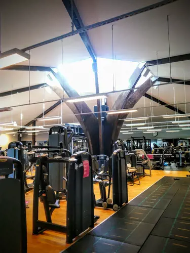 Därför ska du träna hos Actic MasmoSom en av Sveriges ledande gymkedjor har vi jobbat med träning i över 40 årVi har ett brett erbjudande av inspirerande träning på 110 gym och 50 bad från Luleå i norr till Malmö i söder.Hos oss träffar du vänlig och kunnig personal och gymmar i fräscha lokaler. Du kan träna gruppträning både inomhus och utomhus och självklart är du också välkommen att simma och bada hos oss!110 GYM ÖVER HELA SVERIGE50 BAD I DIREKT ANSLUTNING TILL VÅRA GYMINSPIRERANDE OCH EFFEKTIV GRUPPTRÄNINGONLINEPASS I ACTIC APPENVECKORS DIGITAL TRÄNINGSSTART MED COACHGENERÖSA ÖPPETTIDERSKRÄDDARSY DITT MEDLEMSKAPHitta ditt Actic gym nära digMed över 115 gym runt om i Sverige finns det många möjligheter till träning, ange namnet på det gym eller den stad som du vill träna på nedan så hittar du den information du behöver.Träna i gymmet, testa på gruppträningspass, simma i badet eller kontakta oss så kan vi hjälpa dig att hitta den träning som passar dig!GruppträningDet är roligare att träna tillsammans!För dig som gillar att träna i grupp med en peppande instruktör till inspirerande musik rekommenderar vi gruppträning.Mer än hälften av våra anläggningar erbjuder gruppträning!Boka passDu hittar aktuella scheman för alla gruppträningspass på Mina Sidor eller på ditt gym.Du bokar enkelt dina gruppträningspass i vår Actic app eller på Mina Sidor.Bokningsreglerna hittar du här.Träna på gym och få upp din styrka!Varför ska du träna styrketräning? Nedan får du några exempel på vilka fördelar du får genom att träna styrka på gym med oss:&nbsp;En starkare kropp avlastar kroppens leder.Skelettets hållfasthet förbättras och bentätheten ökar, något som motverkar risken att drabbas av benskörhet.Ämnesomsättningen ökar, vilket är bra om du vill gå ner eller hålla din vikt.Muskulära obalanser tränas bort och ger en bättre hållning.Du kommer att få en bättre hållning vid stärkande av core.Du kommer lättare kunna lyfta dina barn eller barnbarn, bära hem kassarna från mataffären&nbsp; och förhoppningsvis även känna dig starkare!Träna styrka med säker och effektiv träningHos oss på Actic hittar du alltid instruktörer ute i lokalen som ger råd och tips kring hur du kan träna styrketräning på gym.Vi visar hur övningar kan genomföras för att undvika skador och berättar hur du kan undvika vanliga fel i din träning – allt för att du ska få ut maximalt av din träning, nå dina mål och bygga muskler.Lycka till med din styrketräning!30 minuter räcker!På Actic tränar vi enligt träningsmetoden HIT (högintensitetsträning), vilket innebär att du på endast 30 minuter ger din kropp tillräcklig träning för att utvecklas.Genom att träna på gym och köra ett set med 8-12 repetitioner i varje maskin med mycket kort vila mellan maskinerna hinner du träna hela kroppen på endast 30 minuter.Vår rekommendation är 2-3 träningspass på gymmet i veckan.Då hinner du både stimulera muskeltillväxten och få tid till återhämtning mellan passen.