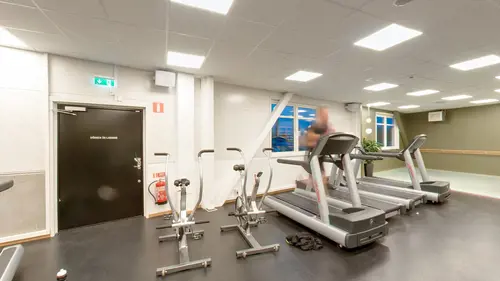 Hos Friskis och Svettis Söder får du vara precis den du ärVi inspirerar dig att komma igång – och får dig att trivas så att du aldrig vill lägga av.För trivs du kommer du att fortsätta träna.Du blir tryggare, starkare och vågar utmana dina gränser.Du växer som människa och vi som rörelse.Genom åren har hundratusentals människor blivit en del av oss.Friskis&amp;Svettis är en gemensam nämnare för människor i alla åldrar, livsstilar och intressen.Tillsammans är vi en stolt ideell förening som engagerar och förändrar.Det har vi gjort sedan 1978 – och vi har bara börjat.Friskis och Svettis&nbsp;Din GymPartnerFriskis &amp; Svettis konkurrerande kommersiella GymKedjor 2023:SATS Din GymPartnerNordic Wellness Din Bästa-GymPartnerKan Du Gissa Vilken Gymkedja Som Är Mest Sökt På Alla Bolag?Samt enligt analysverktyget Ahrefs är månadens mest sökta hittills under 2023?- Alla vet att det är mycket tuff konkurrens i gymbranschen – tydlig fokus ger lokala företagare kunder.Lokala Gym kan genom en bolagspresentation på Allabolag och på GymKarta.se hamna på Googles första sida.&nbsp;Här hittar du fler Friskis &amp; Svettis i GöteborgFriskis&amp;Svettis Västra hamngatanFriskis&amp;Svettis MajornaFriskisSvettisFriskis&amp;Svettis KvillebäckenFriskis&amp;Svettis ValhallaFriskis&amp;Svettis GårdaFriskis&amp;Svettis JohannebergFriskis&amp; Svettis FrölundaVarmt välkommen till Göteborgs främsta träningsanläggningar med gymutrustning från de världsledande varumärkena Technogym, Life Fitness, Precor, Cybex!Kolla ditt gym på alla bolagKöp Kosttillskott &amp; TräningskläderIndoor walking hemma?Här är de 15st mest sökta gymmen på GymKarta i Juli 2023Nordic Wellness Lindholmen på Lindholmsallén 20 i GöteborgSATS Gamlestaden på Gamlestadstorget 7 i GöteborgSTC Sävedalen - Göteborgsvägen 104 - GymKarta.seSTC munkebäck på Munkebäcks Allé 26 i GöteborgNordic Wellness Göteborg Kviberg Arena - GymKarta.seNordic Wellness Kungälv Kongahälla - GymKarta.seActic Lerum - Vattenpalatset på Häradsvägen 3 i Lerum&nbsp;Maximus Gym Brunnsbo på Folkvisegatan 15 i GöteborgSATS Hovås på Björklundabacken 2 i Hovås - GymKarta.seNordic Wellness Backaplan på Gustaf Dalénsgatan 13Fitness24Seven på Lergöksgatan 6 i Västra FrölundaSATS Askim (Sisjön stora) på Ekonomivägen 6 i AskimSTC på Ekenleden 10 i Kållered - GymKarta.seNordic Wellness Marklandsgatan - GymKarta.seNordic Wellness på Vasagatan 7 i Göteborg