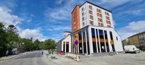 Välkommen till Nordic Wellness Gubbängen!Här kan du ta del av toppmoderna maskiner, fria vikter, gruppträning, virtuell träning och riktigt mycket tränings-glädje.Kom gärna in och ta en kaffe, kika på den fantastiska anläggningen och prata med oss direkt i receptionen.Vi erbjuder självklart prov-vecka för dig som vill testa vår härliga klubb och utbud.Vi har gratis parkering hos oss också.GRATIS KONSULTATION!Vill du få hjälp att nå dina mål?Med en personlig tränare kommer du snabbt igång med ett individanpassat träningsschema som ger resultat.I det första mötet går vi igenom vad du önskar uppnå samt sätter realistiska mål efter dina förutsättningar.Fyll i kontaktformuläret nedan så kontaktar vi dig för 30 minuters kostnadsfri konsultation.Vissa personliga tränare erbjuder nu också tjänsten PT online.Vid förhinder behöver du avboka mötet 24h innan utsatt tid, annars debiteras du 200 kr.Kolla ditt gym på alla bolagFitnessprofilen Julia på Nordic Wellness: Är ditt mål att ha en något tajtare form till beachen?BEHÖVER DU PT? Känner du att du inte har disciplinen att komma i gång med träningen hemma? Hör av dig direkt till Julia och boka professionell hjälp!Nordic Wellness Din Bästa-GymPartnerHär är de 15st mest sökta gymmen på GymKarta i Juli 2023Nordic Wellness Lindholmen på Lindholmsallén 20 i GöteborgSATS Gamlestaden på Gamlestadstorget 7 i GöteborgSTC Sävedalen - Göteborgsvägen 104 - GymKarta.seSTC munkebäck på Munkebäcks Allé 26 i GöteborgNordic Wellness Göteborg Kviberg Arena - GymKarta.seNordic Wellness Kungälv Kongahälla - GymKarta.seActic Lerum - Vattenpalatset på Häradsvägen 3 i Lerum&nbsp;Maximus Gym Brunnsbo på Folkvisegatan 15 i GöteborgSATS Hovås på Björklundabacken 2 i Hovås - GymKarta.seNordic Wellness Backaplan på Gustaf Dalénsgatan 13Fitness24Seven på Lergöksgatan 6 i Västra FrölundaSATS Askim (Sisjön stora) på Ekonomivägen 6 i AskimSTC på Ekenleden 10 i Kållered - GymKarta.seNordic Wellness Marklandsgatan - GymKarta.seNordic Wellness på Vasagatan 7 i GöteborgNo Carb Protein-Pannkakor - Muskelshoppen