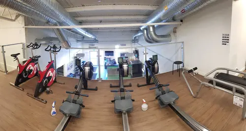 Välkommen till Nordic Wellness Örebro Örnsro!Här kan du ta del av toppmoderna maskiner, fria vikter, gruppträning, virtuell träning och riktigt mycket tränings-glädje.Kom gärna in och ta en kaffe, kika på den fantastiska anläggningen och prata med oss direkt i receptionen.Vi erbjuder självklart prov-vecka för dig som vill testa vår härliga klubb och utbud.Vi har gratis parkering hos oss också.GRATIS KONSULTATION!Vill du få hjälp att nå dina mål?Med en personlig tränare kommer du snabbt igång med ett individanpassat träningsschema som ger resultat.I det första mötet går vi igenom vad du önskar uppnå samt sätter realistiska mål efter dina förutsättningar.Fyll i kontaktformuläret nedan så kontaktar vi dig för 30 minuters kostnadsfri konsultation.Vissa personliga tränare erbjuder nu också tjänsten PT online.Vid förhinder behöver du avboka mötet 24h innan utsatt tid, annars debiteras du 200 kr.Kolla ditt gym på alla bolagFitnessprofilen Julia på Nordic Wellness: Är ditt mål att ha en något tajtare form till beachen?BEHÖVER DU PT? Känner du att du inte har disciplinen att komma i gång med träningen hemma? Hör av dig direkt till Julia och boka professionell hjälp!Nordic Wellness Din Bästa-GymPartnerHär är de 15st mest sökta gymmen på GymKarta i Juli 2023Nordic Wellness Lindholmen på Lindholmsallén 20 i GöteborgSATS Gamlestaden på Gamlestadstorget 7 i GöteborgSTC Sävedalen - Göteborgsvägen 104 - GymKarta.seSTC munkebäck på Munkebäcks Allé 26 i GöteborgNordic Wellness Göteborg Kviberg Arena - GymKarta.seNordic Wellness Kungälv Kongahälla - GymKarta.seActic Lerum - Vattenpalatset på Häradsvägen 3 i Lerum&nbsp;Maximus Gym Brunnsbo på Folkvisegatan 15 i GöteborgSATS Hovås på Björklundabacken 2 i Hovås - GymKarta.seNordic Wellness Backaplan på Gustaf Dalénsgatan 13Fitness24Seven på Lergöksgatan 6 i Västra FrölundaSATS Askim (Sisjön stora) på Ekonomivägen 6 i AskimSTC på Ekenleden 10 i Kållered - GymKarta.seNordic Wellness Marklandsgatan - GymKarta.seNordic Wellness på Vasagatan 7 i GöteborgNo Carb Protein-Pannkakor - Muskelshoppen