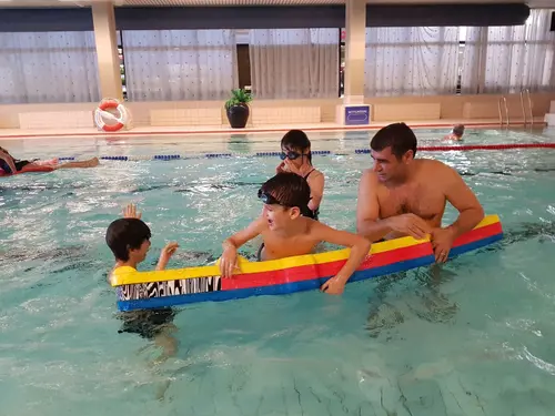 Därför ska du träna hos Actic Örebro - HagabadetSom en av Sveriges ledande gymkedjor har vi jobbat med träning i över 40 årVi har ett brett erbjudande av inspirerande träning på 110 gym och 50 bad från Luleå i norr till Malmö i söder.Hos oss träffar du vänlig och kunnig personal och gymmar i fräscha lokaler. Du kan träna gruppträning både inomhus och utomhus och självklart är du också välkommen att simma och bada hos oss!110 GYM ÖVER HELA SVERIGE50 BAD I DIREKT ANSLUTNING TILL VÅRA GYMINSPIRERANDE OCH EFFEKTIV GRUPPTRÄNINGONLINEPASS I ACTIC APPENVECKORS DIGITAL TRÄNINGSSTART MED COACHGENERÖSA ÖPPETTIDERSKRÄDDARSY DITT MEDLEMSKAPHitta ditt Actic gym nära digMed över 115 gym runt om i Sverige finns det många möjligheter till träning, ange namnet på det gym eller den stad som du vill träna på nedan så hittar du den information du behöver.Träna i gymmet, testa på gruppträningspass, simma i badet eller kontakta oss så kan vi hjälpa dig att hitta den träning som passar dig!GruppträningDet är roligare att träna tillsammans!För dig som gillar att träna i grupp med en peppande instruktör till inspirerande musik rekommenderar vi gruppträning.Mer än hälften av våra anläggningar erbjuder gruppträning!Boka passDu hittar aktuella scheman för alla gruppträningspass på Mina Sidor eller på ditt gym.Du bokar enkelt dina gruppträningspass i vår Actic app eller på Mina Sidor.Bokningsreglerna hittar du här.Träna på gym och få upp din styrka!Varför ska du träna styrketräning? Nedan får du några exempel på vilka fördelar du får genom att träna styrka på gym med oss:&nbsp;En starkare kropp avlastar kroppens leder.Skelettets hållfasthet förbättras och bentätheten ökar, något som motverkar risken att drabbas av benskörhet.Ämnesomsättningen ökar, vilket är bra om du vill gå ner eller hålla din vikt.Muskulära obalanser tränas bort och ger en bättre hållning.Du kommer att få en bättre hållning vid stärkande av core.Du kommer lättare kunna lyfta dina barn eller barnbarn, bära hem kassarna från mataffären&nbsp; och förhoppningsvis även känna dig starkare!Träna styrka med säker och effektiv träningHos oss på Actic hittar du alltid instruktörer ute i lokalen som ger råd och tips kring hur du kan träna styrketräning på gym.Vi visar hur övningar kan genomföras för att undvika skador och berättar hur du kan undvika vanliga fel i din träning – allt för att du ska få ut maximalt av din träning, nå dina mål och bygga muskler.Lycka till med din styrketräning!30 minuter räcker!På Actic tränar vi enligt träningsmetoden HIT (högintensitetsträning), vilket innebär att du på endast 30 minuter ger din kropp tillräcklig träning för att utvecklas.Genom att träna på gym och köra ett set med 8-12 repetitioner i varje maskin med mycket kort vila mellan maskinerna hinner du träna hela kroppen på endast 30 minuter.Vår rekommendation är 2-3 träningspass på gymmet i veckan.Då hinner du både stimulera muskeltillväxten och få tid till återhämtning mellan passen.