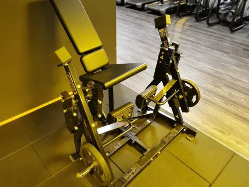 Välkommen till Nordic Wellness Skärholmens City!Här kan du ta del av toppmoderna maskiner, fria vikter, gruppträning, virtuell träning och riktigt mycket tränings-glädje.Kom gärna in och ta en kaffe, kika på den fantastiska anläggningen och prata med oss direkt i receptionen.Vi erbjuder självklart prov-vecka för dig som vill testa vår härliga klubb och utbud.Vi har gratis parkering hos oss också.GRATIS KONSULTATION!Vill du få hjälp att nå dina mål?Med en personlig tränare kommer du snabbt igång med ett individanpassat träningsschema som ger resultat.I det första mötet går vi igenom vad du önskar uppnå samt sätter realistiska mål efter dina förutsättningar.Fyll i kontaktformuläret nedan så kontaktar vi dig för 30 minuters kostnadsfri konsultation.Vissa personliga tränare erbjuder nu också tjänsten PT online.Vid förhinder behöver du avboka mötet 24h innan utsatt tid, annars debiteras du 200 kr.Kolla ditt gym på alla bolagFitnessprofilen Julia på Nordic Wellness: Är ditt mål att ha en något tajtare form till beachen?BEHÖVER DU PT? Känner du att du inte har disciplinen att komma i gång med träningen hemma? Hör av dig direkt till Julia och boka professionell hjälp!Nordic Wellness Din Bästa-GymPartnerHär är de 15st mest sökta gymmen på GymKarta i Juli 2023Nordic Wellness Lindholmen på Lindholmsallén 20 i GöteborgSATS Gamlestaden på Gamlestadstorget 7 i GöteborgSTC Sävedalen - Göteborgsvägen 104 - GymKarta.seSTC munkebäck på Munkebäcks Allé 26 i GöteborgNordic Wellness Göteborg Kviberg Arena - GymKarta.seNordic Wellness Kungälv Kongahälla - GymKarta.seActic Lerum - Vattenpalatset på Häradsvägen 3 i Lerum&nbsp;Maximus Gym Brunnsbo på Folkvisegatan 15 i GöteborgSATS Hovås på Björklundabacken 2 i Hovås - GymKarta.seNordic Wellness Backaplan på Gustaf Dalénsgatan 13Fitness24Seven på Lergöksgatan 6 i Västra FrölundaSATS Askim (Sisjön stora) på Ekonomivägen 6 i AskimSTC på Ekenleden 10 i Kållered - GymKarta.seNordic Wellness Marklandsgatan - GymKarta.seNordic Wellness på Vasagatan 7 i GöteborgNo Carb Protein-Pannkakor - Muskelshoppen