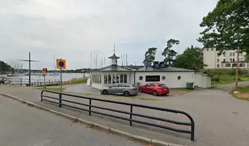 Elit Hotellviken Fitness Center - Hotellviken Gym är ett exklusivt gym i anslutning till anrika Grand Hotel SaltsjöbadenHär erbjuds möjlighet till träning från klockan 0500-2300. Gymmet har ett komplett utbud av konditions- och styrkemaskiner samt fria vikter. Vi har även ytterst kunniga personliga tränare som kan hjälpa dig med just dina mål. Medlemmar kommer även att erbjudas förmåner på bla tex Grand Hotell, Style by Charbel &amp; Linné Hudklinik mfl.&nbsp; Varmt välkomna in på träning i en helt unik miljö!Träning &amp; PriserUnder årstiderna när vädret tillåter erbjuds även träning på den egna uteplatsen precis vid vattnet. Här kan du träna och slappna av i en unik miljö med fantastisk utsikt över vattnet året runt.&nbsp;Priser: Vuxen 499:-/månad &amp; Pensionär 399:-/månad INGEN bindningstid på våra kort.Elit Hotellviken Fitness Center UTBUDOavsett om ditt mål är att gå ner i vikt, förbättra konditionen, bygga muskler eller bara hålla igång så har vi en modern maskinpark som underlättar träningen för dig. Ett exempel är våra crosstrainer från Technogym som är designade för att vara skonsam mot muskler och leder samtidigt som du tränar hela kroppen.Nyheter Ifrån GymKartaHafstens Resort Och CampingMatinspiratör Markiz TaintonInger Zetterqvist: EM 1:ASasa The Mutant VujicJust Gym Sebastian HedmanJakob Wallin LAWABIdrottsrehab Ullevi
