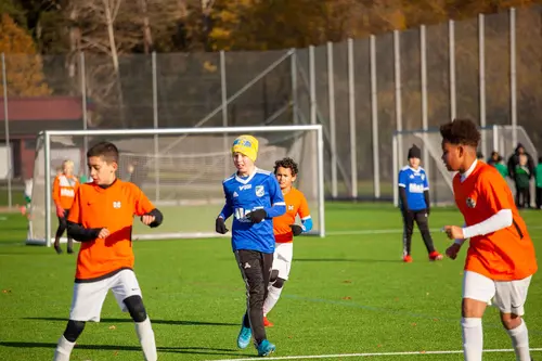 X-FORCE – UNIK TRÄNINGSMETODDen nya världsunika och patenterade svenska uppfinningen X-Force är en träningsmaskin som ökar den negativa belastningen med 40 %.Detta gör att du som användare kan träna betydligt kortare tid och få större effekt med garanterat bättre resultat, endast 6 – 12 repetitioner per maskin var 7 – 14 dagar.Varför negativ träning?Negativ träning har många fördelar.Musklerna kan arbeta med betydligt högre belastning excentriskt än koncentrisk och en tyngre last innebär också effektivare träning med snabbare resultat.För att förbättra muskelstyrkan överbelastar du muskeln och om den excentriska lasten är större tröttar du ut muskeln snabbare.Excentrisk träning kräver mindre syre än koncentrisk vilket påfrestar hjärtat mindre men ökar blodtrycket.Här är de 15st mest sökta gymmen på GymKarta i Juli 2023Nordic Wellness Lindholmen på Lindholmsallén 20 i GöteborgSATS Gamlestaden på Gamlestadstorget 7 i GöteborgSTC Sävedalen - Göteborgsvägen 104 - GymKarta.seSTC munkebäck på Munkebäcks Allé 26 i GöteborgNordic Wellness Göteborg Kviberg Arena - GymKarta.seNordic Wellness Kungälv Kongahälla - GymKarta.seActic Lerum - Vattenpalatset på Häradsvägen 3 i Lerum&nbsp;Maximus Gym Brunnsbo på Folkvisegatan 15 i GöteborgSATS Hovås på Björklundabacken 2 i Hovås - GymKarta.seNordic Wellness Backaplan på Gustaf Dalénsgatan 13Fitness24Seven på Lergöksgatan 6 i Västra FrölundaSATS Askim (Sisjön stora) på Ekonomivägen 6 i AskimSTC på Ekenleden 10 i Kållered - GymKarta.seNordic Wellness Marklandsgatan - GymKarta.seNordic Wellness på Vasagatan 7 i Göteborg