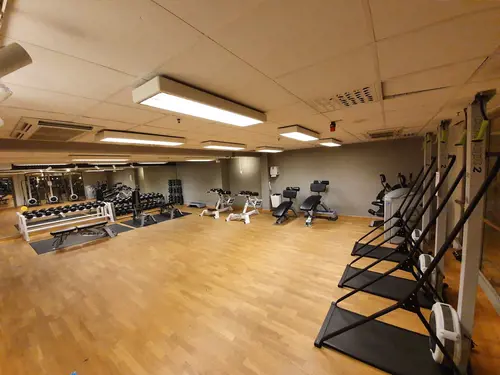 Därför ska du träna hos Actic Örebro - KompassenSom en av Sveriges ledande gymkedjor har vi jobbat med träning i över 40 årVi har ett brett erbjudande av inspirerande träning på 110 gym och 50 bad från Luleå i norr till Malmö i söder.Hos oss träffar du vänlig och kunnig personal och gymmar i fräscha lokaler. Du kan träna gruppträning både inomhus och utomhus och självklart är du också välkommen att simma och bada hos oss!110 GYM ÖVER HELA SVERIGE50 BAD I DIREKT ANSLUTNING TILL VÅRA GYMINSPIRERANDE OCH EFFEKTIV GRUPPTRÄNINGONLINEPASS I ACTIC APPENVECKORS DIGITAL TRÄNINGSSTART MED COACHGENERÖSA ÖPPETTIDERSKRÄDDARSY DITT MEDLEMSKAPHitta ditt Actic gym nära digMed över 115 gym runt om i Sverige finns det många möjligheter till träning, ange namnet på det gym eller den stad som du vill träna på nedan så hittar du den information du behöver.Träna i gymmet, testa på gruppträningspass, simma i badet eller kontakta oss så kan vi hjälpa dig att hitta den träning som passar dig!GruppträningDet är roligare att träna tillsammans!För dig som gillar att träna i grupp med en peppande instruktör till inspirerande musik rekommenderar vi gruppträning.Mer än hälften av våra anläggningar erbjuder gruppträning!Boka passDu hittar aktuella scheman för alla gruppträningspass på Mina Sidor eller på ditt gym.Du bokar enkelt dina gruppträningspass i vår Actic app eller på Mina Sidor.Bokningsreglerna hittar du här.Träna på gym och få upp din styrka!Varför ska du träna styrketräning? Nedan får du några exempel på vilka fördelar du får genom att träna styrka på gym med oss:&nbsp;En starkare kropp avlastar kroppens leder.Skelettets hållfasthet förbättras och bentätheten ökar, något som motverkar risken att drabbas av benskörhet.Ämnesomsättningen ökar, vilket är bra om du vill gå ner eller hålla din vikt.Muskulära obalanser tränas bort och ger en bättre hållning.Du kommer att få en bättre hållning vid stärkande av core.Du kommer lättare kunna lyfta dina barn eller barnbarn, bära hem kassarna från mataffären&nbsp; och förhoppningsvis även känna dig starkare!Träna styrka med säker och effektiv träningHos oss på Actic hittar du alltid instruktörer ute i lokalen som ger råd och tips kring hur du kan träna styrketräning på gym.Vi visar hur övningar kan genomföras för att undvika skador och berättar hur du kan undvika vanliga fel i din träning – allt för att du ska få ut maximalt av din träning, nå dina mål och bygga muskler.Lycka till med din styrketräning!30 minuter räcker!På Actic tränar vi enligt träningsmetoden HIT (högintensitetsträning), vilket innebär att du på endast 30 minuter ger din kropp tillräcklig träning för att utvecklas.Genom att träna på gym och köra ett set med 8-12 repetitioner i varje maskin med mycket kort vila mellan maskinerna hinner du träna hela kroppen på endast 30 minuter.Vår rekommendation är 2-3 träningspass på gymmet i veckan.Då hinner du både stimulera muskeltillväxten och få tid till återhämtning mellan passen.