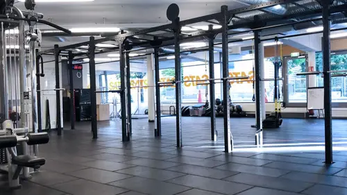 SATS SALTSJÖBADEN - Detta är ett av våra mest populära center som har högt tempo och inspirerande tränings-atmosfär året runt.Välkommen till SATS Saltsjöbaden!Vi erbjuder ett stort och varierat träningsutbud inom yoga, konditionsträning, styrketräning och gruppträning. På SATS Saltsjöbaden hittar du även våra kunniga personliga tränare och sjukgymnaster.Ytor för fria vikter och lyftarflakKunniga personliga tränare som kan hjälpa dig med din träningSjukgymnasterEn maskinpark med träningsmaskiner från Hoist och Hammer Strength.Fullspäckat schema med gruppträningsklasser som cykling och yoga.Välbesökt center med unik tränings-atmosfär och populära maskiner.SATS SLAKTHUSETVälbesökt center med unik tränings-atmosfär och populära maskiner.Recension av Marcus Hernhag - Sats Slakthusplan 13 majTvå våningar med det mesta som behövs förutom bur för knäböj. Det fanns med det sagt flera andra skivställ för det ändamålet.Det går att köra bänkpress på båda våningarna, men det enda renodlade bänkpressen fanns på övervåningen.Plus i kanten för att de flesta värdelösa sittmaskiner där du isolerar enstaka muskler var ihopknölade i en korridor på övervåningen. Som en bajskorv.Där var det väldigt få som tränade, då de flesta vet att det är fria vikter som är bäst och isolerande maskiner bara komplement.Trots att man riskerar slå huvudet i vissa träbjälkar är det en trevlig anläggning. Ganska lätt att hitta det som behövs.Välkommen till SATS' 12 gym i Göteborg!AskimEriksbergGamlestadenHovåsKompassenLandalaMasthuggetMölnlyckeSisjönTorpavallenTorslandaValhalla&nbsp;SATS Din GymPartnerAlla är välkomna till SATS. Vi motiverar våra medlemmar genom att utgå från deras egen nivå och bidra med positiva utmaningar, både stora och små.&nbsp;Här finner du ett brett utbud av olika träningsformer och en mängd olika grupptränings-pass.Med flexibla medlemskap kan vi erbjuda ett skräddarsytt upplägg som passar just för dig; oavsett om du vill styrketräna, träna kondition, träna med PT, träna hemma med Online Training eller träna i grupp.Vi har något för alla. Flera av våra gym erbjuder även barnpassning.Muskelshoppen – Köp Kosttillskott &amp; Träningskläder i Göteborg &amp; MölndalHär kan du läsa om SATS historiaHär är de 15st mest sökta gymmen på GymKarta i Juli 2023Nordic Wellness Lindholmen på Lindholmsallén 20 i GöteborgSATS Gamlestaden på Gamlestadstorget 7 i GöteborgSTC Sävedalen - Göteborgsvägen 104 - GymKarta.seSTC munkebäck på Munkebäcks Allé 26 i GöteborgNordic Wellness Göteborg Kviberg Arena - GymKarta.seNordic Wellness Kungälv Kongahälla - GymKarta.seActic Lerum - Vattenpalatset på Häradsvägen 3 i Lerum&nbsp;Maximus Gym Brunnsbo på Folkvisegatan 15 i GöteborgSATS Hovås på Björklundabacken 2 i Hovås - GymKarta.seNordic Wellness Backaplan på Gustaf Dalénsgatan 13Fitness24Seven på Lergöksgatan 6 i Västra FrölundaSATS Askim (Sisjön stora) på Ekonomivägen 6 i AskimSTC på Ekenleden 10 i Kållered - GymKarta.seNordic Wellness Marklandsgatan - GymKarta.seNordic Wellness på Vasagatan 7 i Göteborg