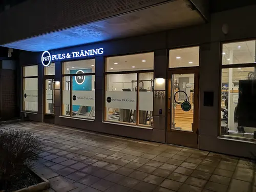 Därför blir träningen av hos Puls &amp; Träning - STCDet ligger någonting i den gamla sanningen om att den bästa träningen är den som blir av, eller hur?Vi har tagit det hela ett steg längre. Här är lite av vad du kan förvänta dig hos oss:Rent och fräschtVi städar både ofta och gärna. Varför? För att du ska trivas hos oss såklart. Målet är att du ska vilja komma tillbaka vecka efter vecka, år efter år.Generösa öppettiderVi har öppet 05-23 så att du kan träna när det passar dig. Varför inte ett pass på väg hem från jobbet eller när barnen har somnat?Inga köer till maskinernaAtt köa till maskinerna när du har tagit dig dyrbar tid för att träna är en riktig motivationsdödare. Därför har vi maxtak för antalet medlemmar hos oss.Vi finns där du ärSannolikheten att du ska träna regelbundet ökar om du har nära till gymmet. Därför har vi satsat på riktigt bra lägen för våra gym. Det ska vara enkelt att slinka in till oss.När motivationen tryter eller när den är på topp: ta hjälp av en personlig tränareVi erbjuder olika PT-paket beroende på vad målet med din träning är och vad din kropp behöver.Våra personliga tränare hjälper dig gärna med träning digitalt eller utomhus.&nbsp;Träning Puls &amp; Träning - STCGruppträningPersonlig tränareFöretagsfriskvårdTräning och inspirationFysisk aktivitet på recept (FaR®)TräningsguideNyheter Ifrån GymKartaHafstens Resort Och CampingMatinspiratör Markiz TaintonInger Zetterqvist: EM 1:ASasa The Mutant VujicJust Gym Sebastian HedmanJakob Wallin LAWABIdrottsrehab Ullevi