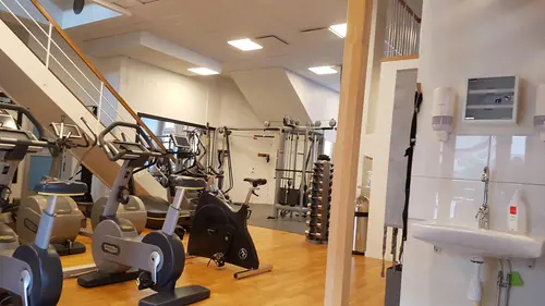 Därför blir träningen av hos Puls &amp; Träning - STCDet ligger någonting i den gamla sanningen om att den bästa träningen är den som blir av, eller hur?Vi har tagit det hela ett steg längre. Här är lite av vad du kan förvänta dig hos oss:Rent och fräschtVi städar både ofta och gärna. Varför? För att du ska trivas hos oss såklart. Målet är att du ska vilja komma tillbaka vecka efter vecka, år efter år.Generösa öppettiderVi har öppet 05-23 så att du kan träna när det passar dig. Varför inte ett pass på väg hem från jobbet eller när barnen har somnat?Inga köer till maskinernaAtt köa till maskinerna när du har tagit dig dyrbar tid för att träna är en riktig motivationsdödare. Därför har vi maxtak för antalet medlemmar hos oss.Vi finns där du ärSannolikheten att du ska träna regelbundet ökar om du har nära till gymmet. Därför har vi satsat på riktigt bra lägen för våra gym. Det ska vara enkelt att slinka in till oss.När motivationen tryter eller när den är på topp: ta hjälp av en personlig tränareVi erbjuder olika PT-paket beroende på vad målet med din träning är och vad din kropp behöver.Våra personliga tränare hjälper dig gärna med träning digitalt eller utomhus.&nbsp;Träning Puls &amp; Träning - STCGruppträningPersonlig tränareFöretagsfriskvårdTräning och inspirationFysisk aktivitet på recept (FaR®)TräningsguideNyheter Ifrån GymKartaHafstens Resort Och CampingMatinspiratör Markiz TaintonInger Zetterqvist: EM 1:ASasa The Mutant VujicJust Gym Sebastian HedmanJakob Wallin LAWABIdrottsrehab Ullevi